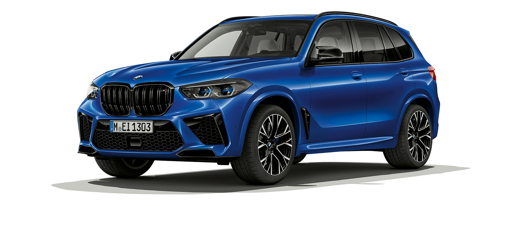 BMW X5 M Competition sett skrått fra siden BMW X5 M Competition med F95 2020 Marina Bay blå metallic sett skrått fra siden