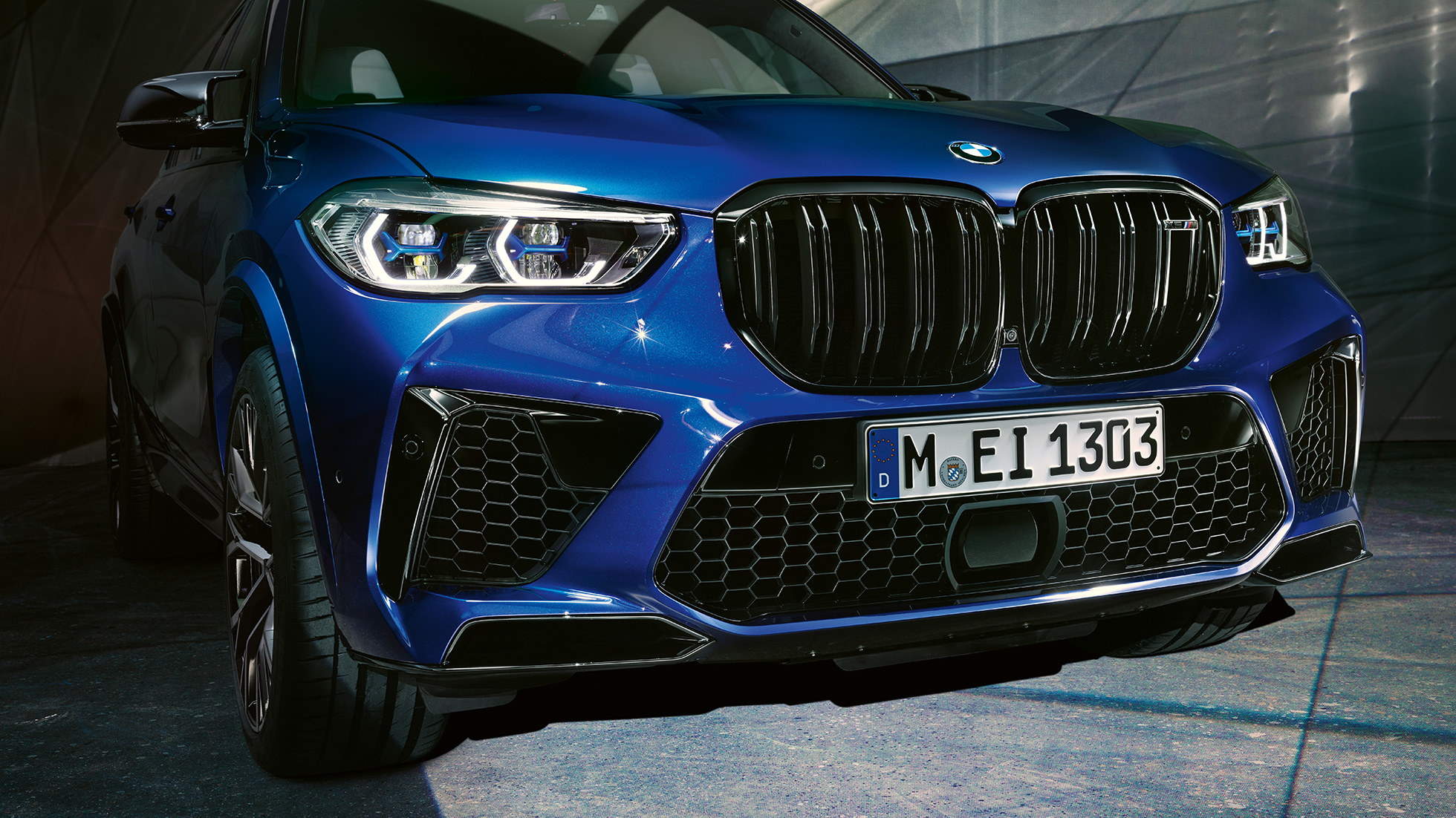 M dobbelgrill BMW X5 M Competition M dobbelgrill BMW X5 M Competition F95 Marina Bay blå metallic nærbilde front