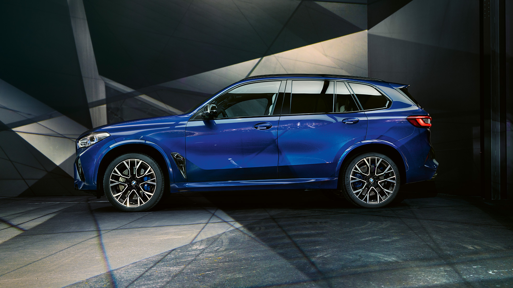 BMW X5 M Competition sett fra siden BMW X5 M Competition med M lettmetallfelger F95 Marina Bay blå metallic sett fra siden