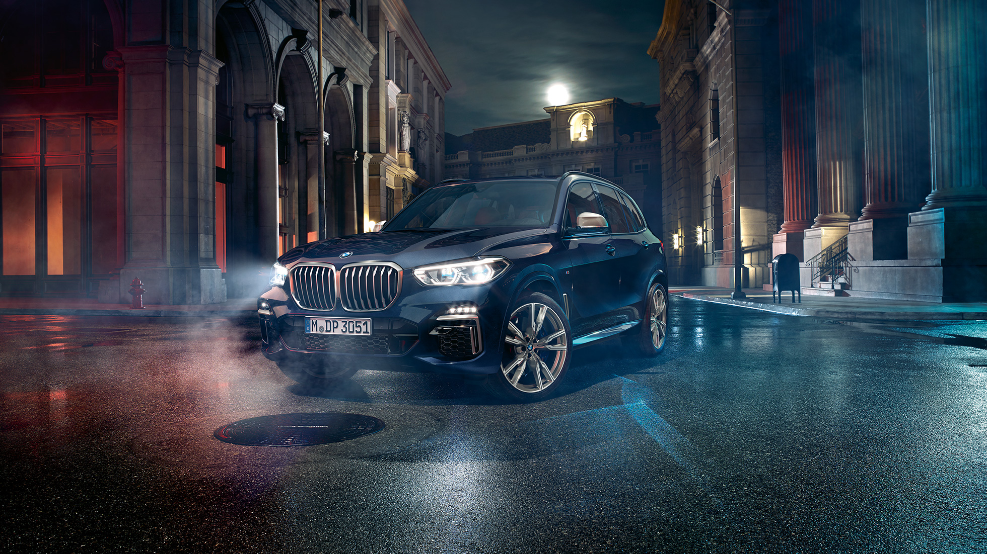 Hovedlykter BMW X5 M50i og M50d Hovedlykter med X laserlys BMW X5 M50i og M50d G05 karbonsort metallic sett skrått forfra