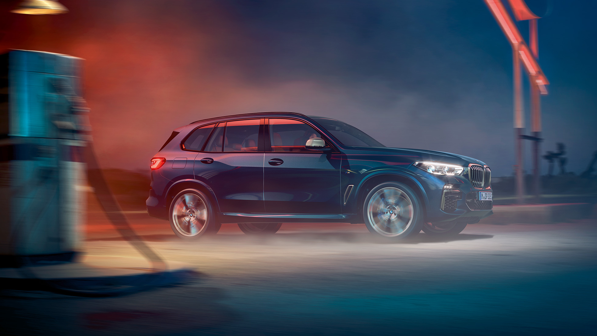 BMW X5 M50i og M50d sett fra siden BMW X5 M50i og M50d G05 med M lettmetallfelger karbonsort metallic sett fra siden