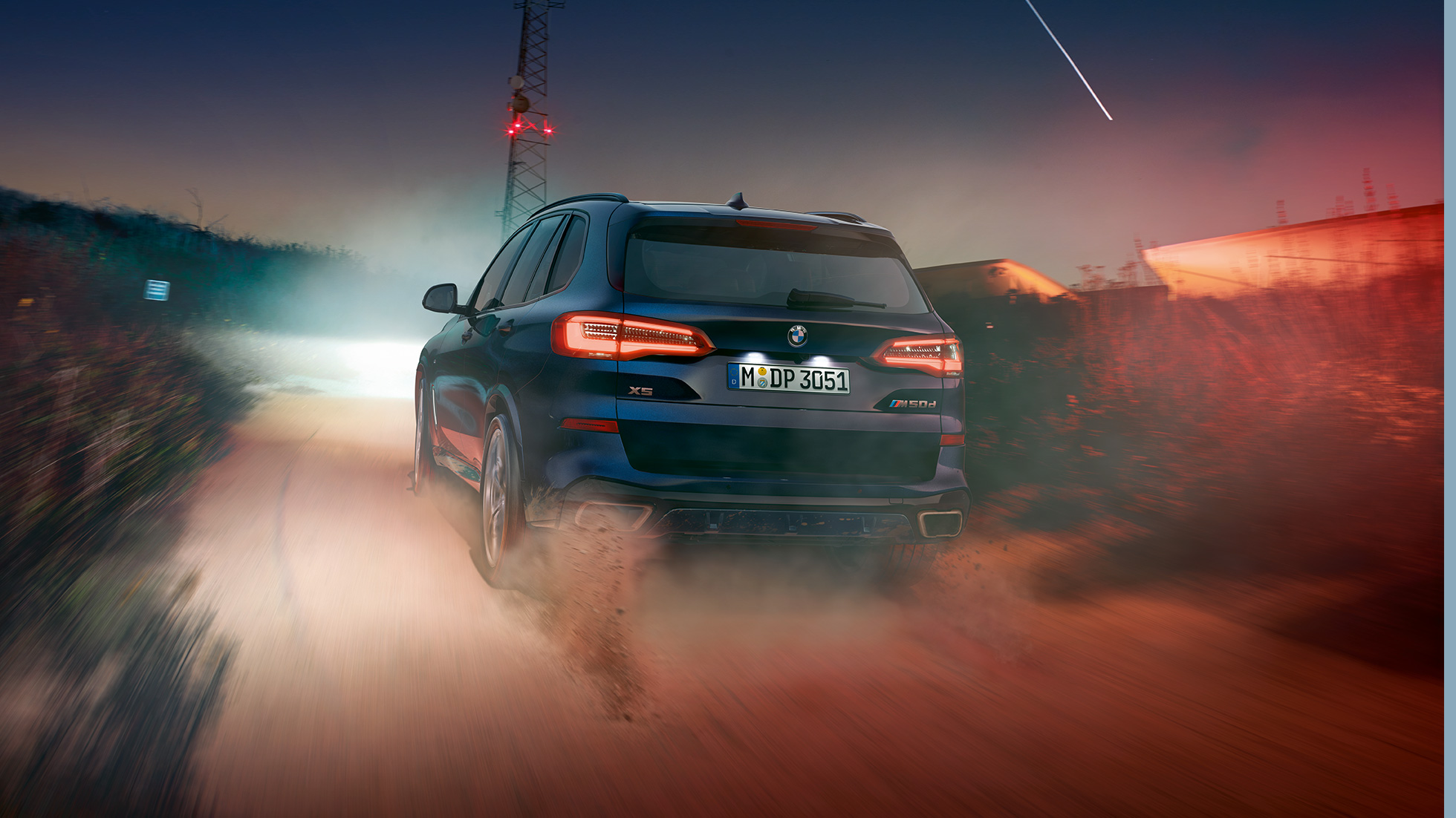 BMW X5 M50d sett bakfra BMW X5 M50d med takspoiler G05 karbonsort metallic sett bakfra