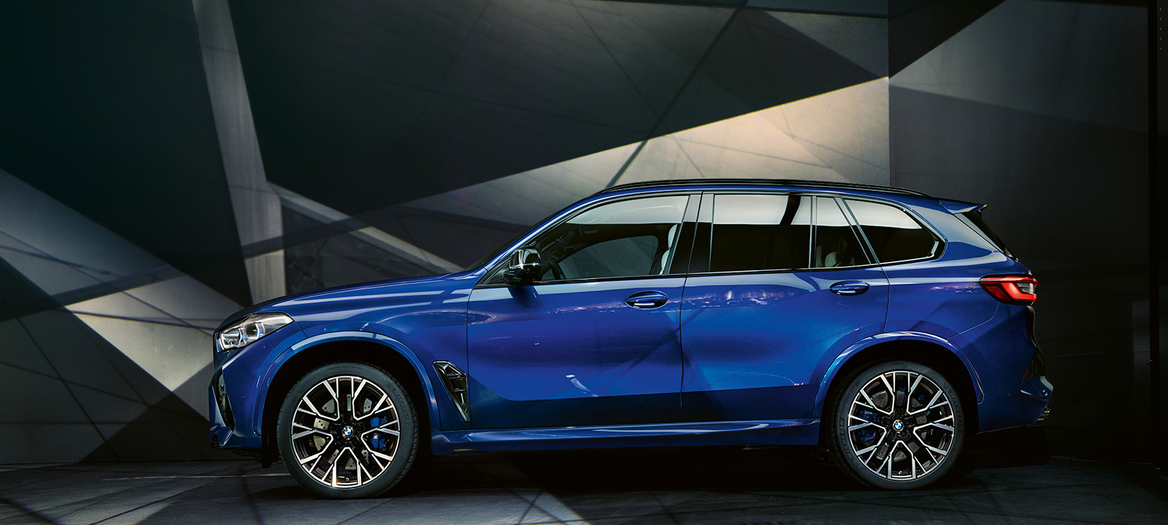 BMW X5 M Competition sett fra siden BMW X5 M Competition Marina Bay blå metallic F95 sett fra siden