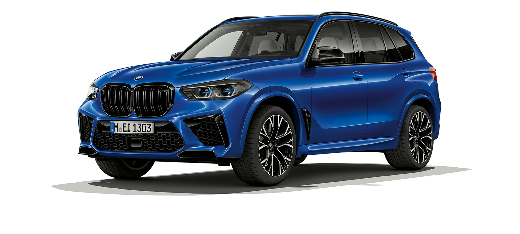 BMW X5 M Competition sett skrått forfra F95 BMW X5 M Competition med F95 2020 SUV Marina Bay blå metallic sett skrått forfra
