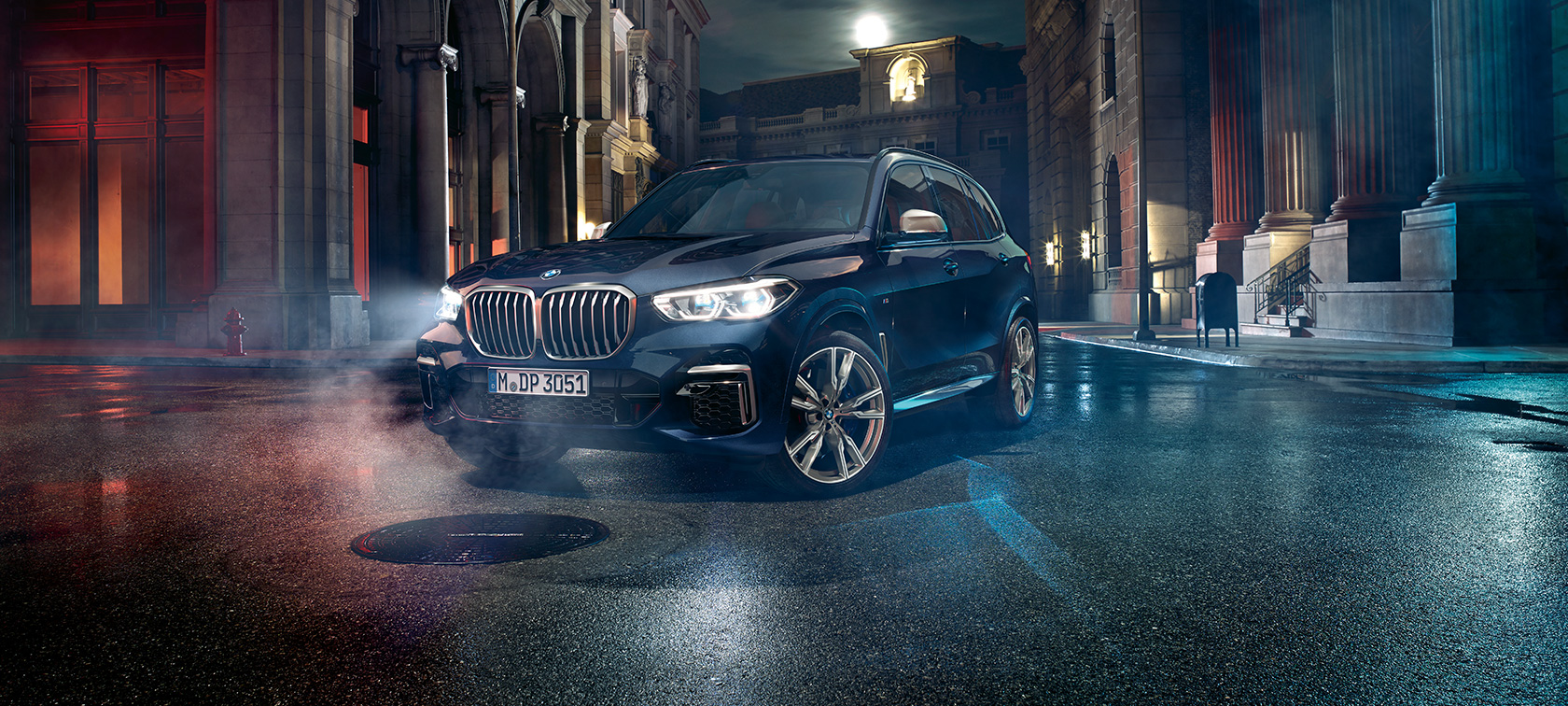 BMW X5 M50i og M50d sett skrått forfra G05 BMW X5 M50i og M50d G05 2018 SUV karbonsort metallic sett skrått forfra
