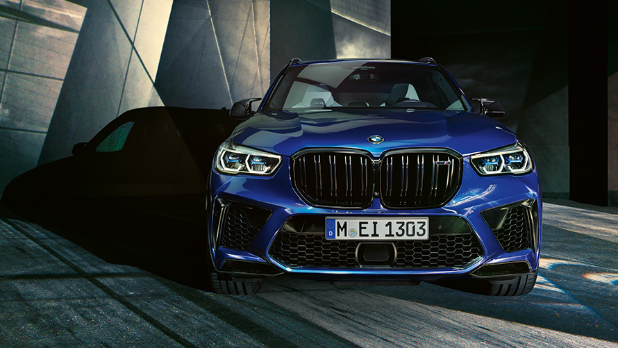 BMW X5 M Competition F95 tekniske data BMW X5 M Competition med F95 2020 SUV Marina Bay blå metallic sett forfra, tekniske data
