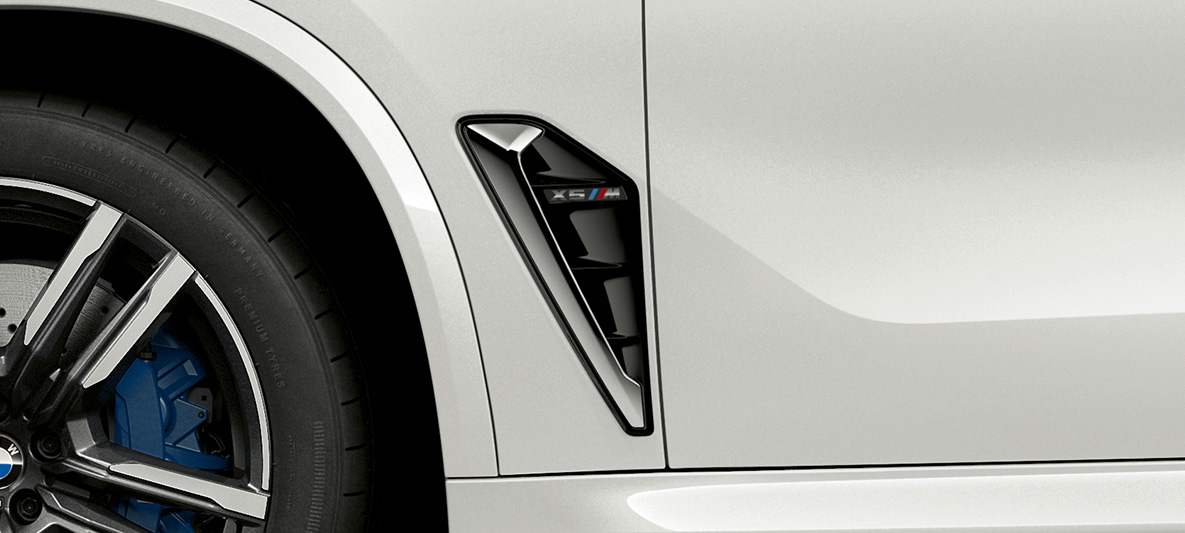 M gjeller BMW X5 M F95 M gjeller BMW X5 M Mineralhvit F95 2020 SUV nærbilde