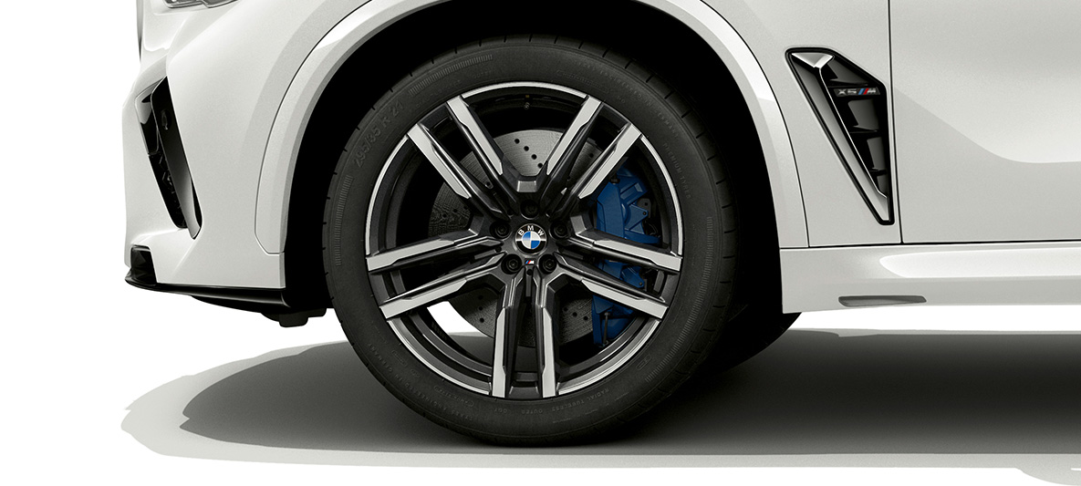 21-tommers M lettmetallfelger tofarget orbitgrå BMW X5 M F95 21-tommers M lettmetallfelger tofarget orbitgrå BMW X5 M Mineralhvit F95 2020 SUV nærbilde