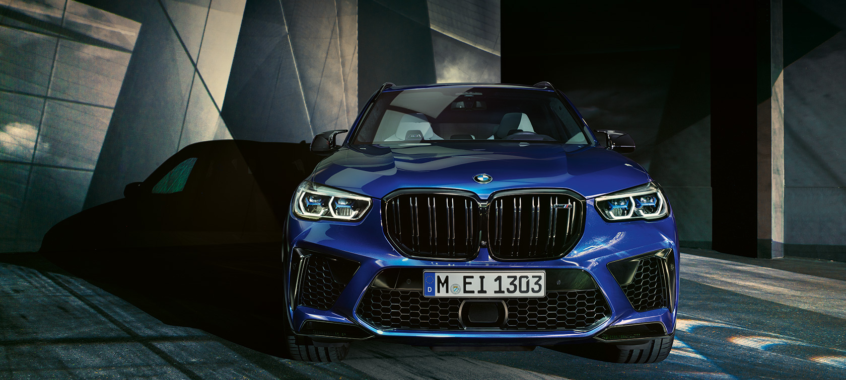 BMW X5 M Competition sett forfra F95 BMW X5 M Competition Marina Bay blå metallic F95 2020 Sett forfra
