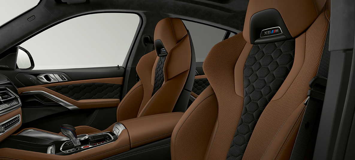 M Multifunksjonsseter BMW X6 M M Multifunksjonsseter med X6 M-logo BMW X6 M F96 2020 interiør