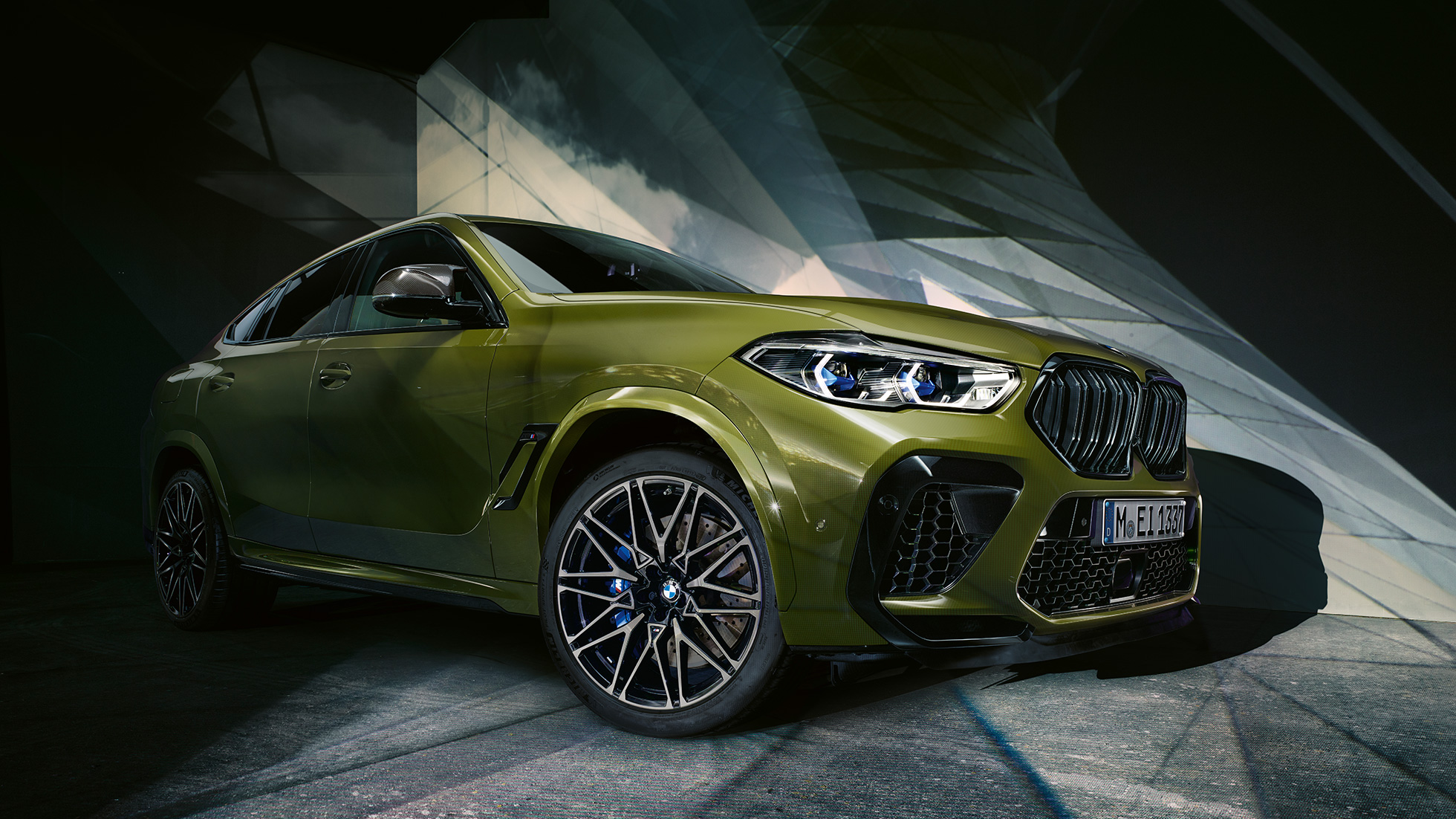 Eksteriørdesign BMW X6 M Competition Eksteriørdesign BMW X6 M Competition F96 2020 BMW Individual spesiallakkering Urban grønn sett skrått forfra
