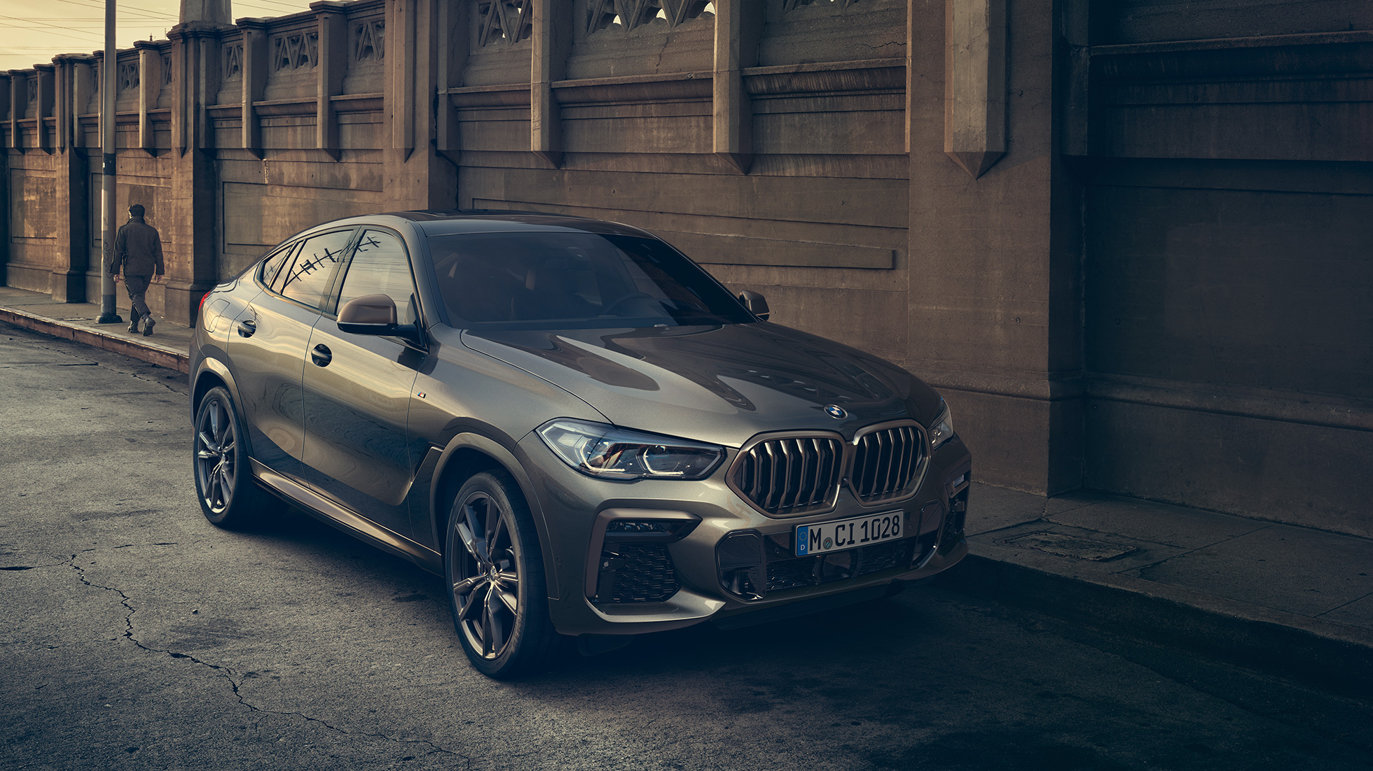 BMW X6 M50i med 8-sylindret M TwinPower Turbo bensinmotor BMW X6 M50i med 8-sylindret M TwinPower Turbo bensinmotor G06 Manhattan metallic sett skrått fra siden