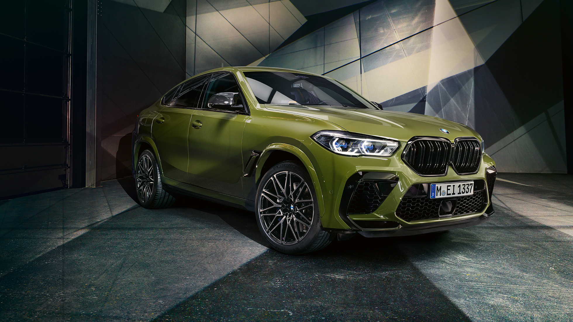 M dobbelgrill BMW X6 M Competition M dobbelgrill BMW X6 M Competition F96 BMW Individual spesiallakkering Urban grønn sett skrått forfra