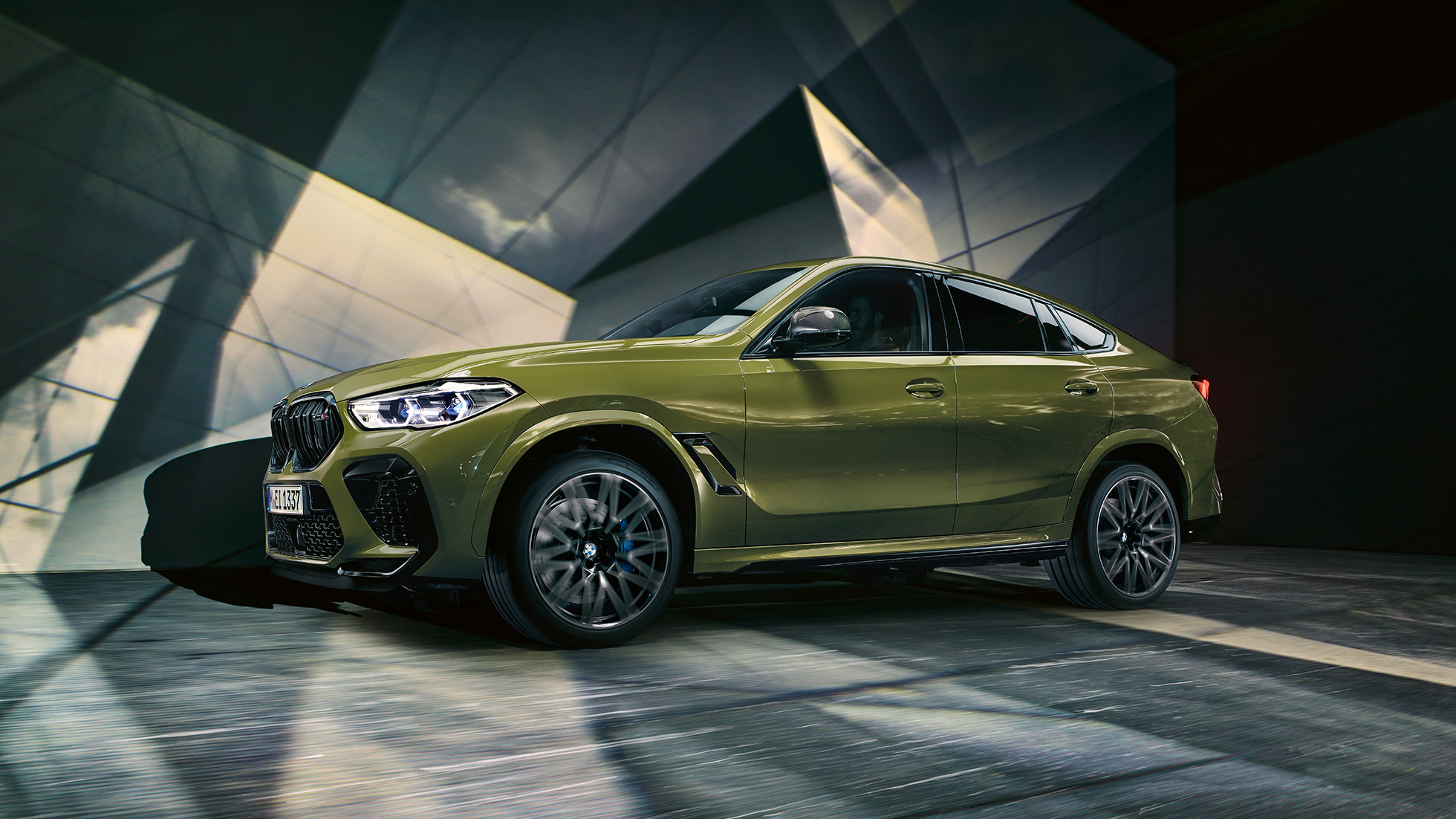 BMW X6 M Competition sett fra siden BMW X6 M Competition med M lettmetallfelger F96 BMW Individual spesiallakkering Urban grønn SUV sett fra siden