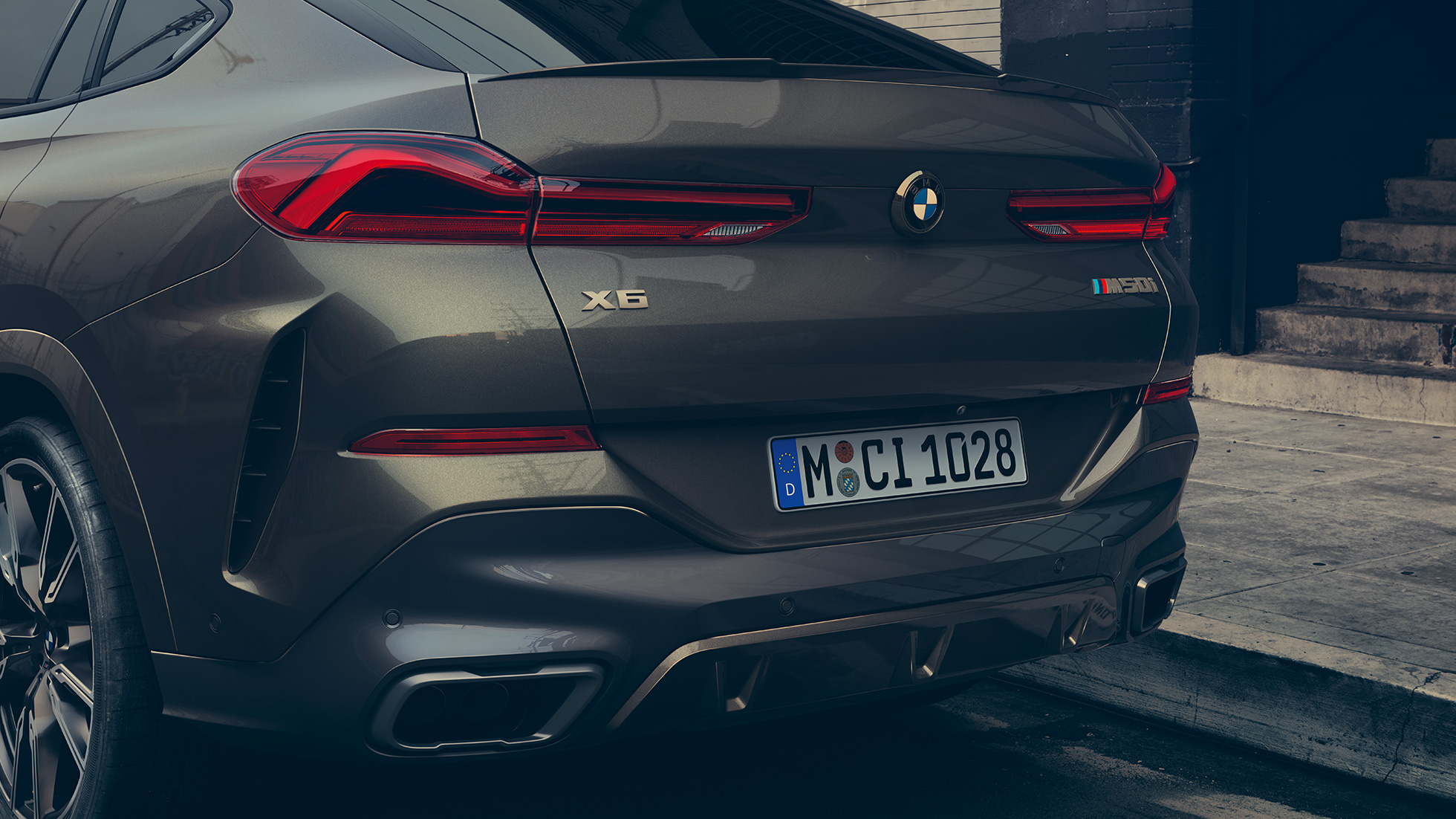 BMW X6 M50i sett bakfra Nærbilde av hekken på BMW X6 M50i