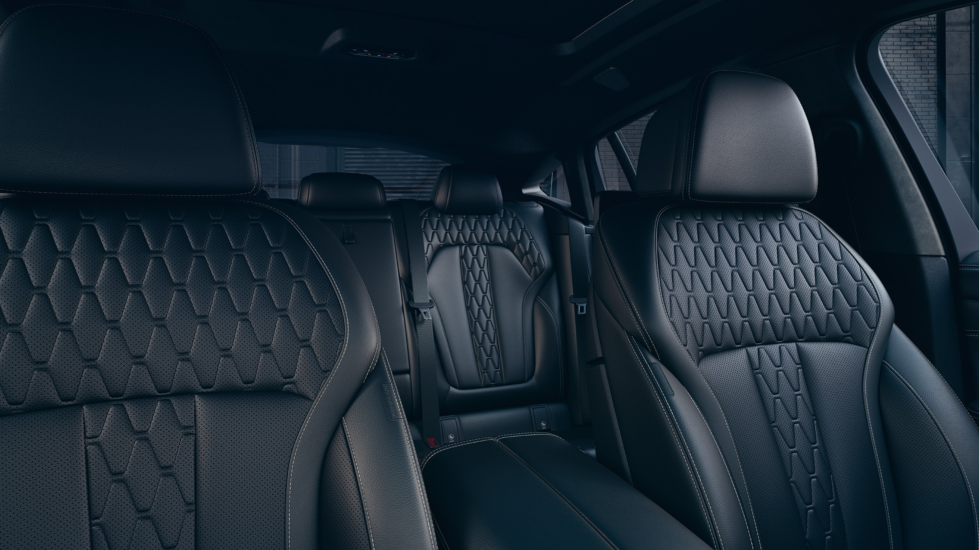 Sportsseter i BMW X6 M50i M50d. Interiør med fokus på sportssetene i BMW X6 M50i M50d.