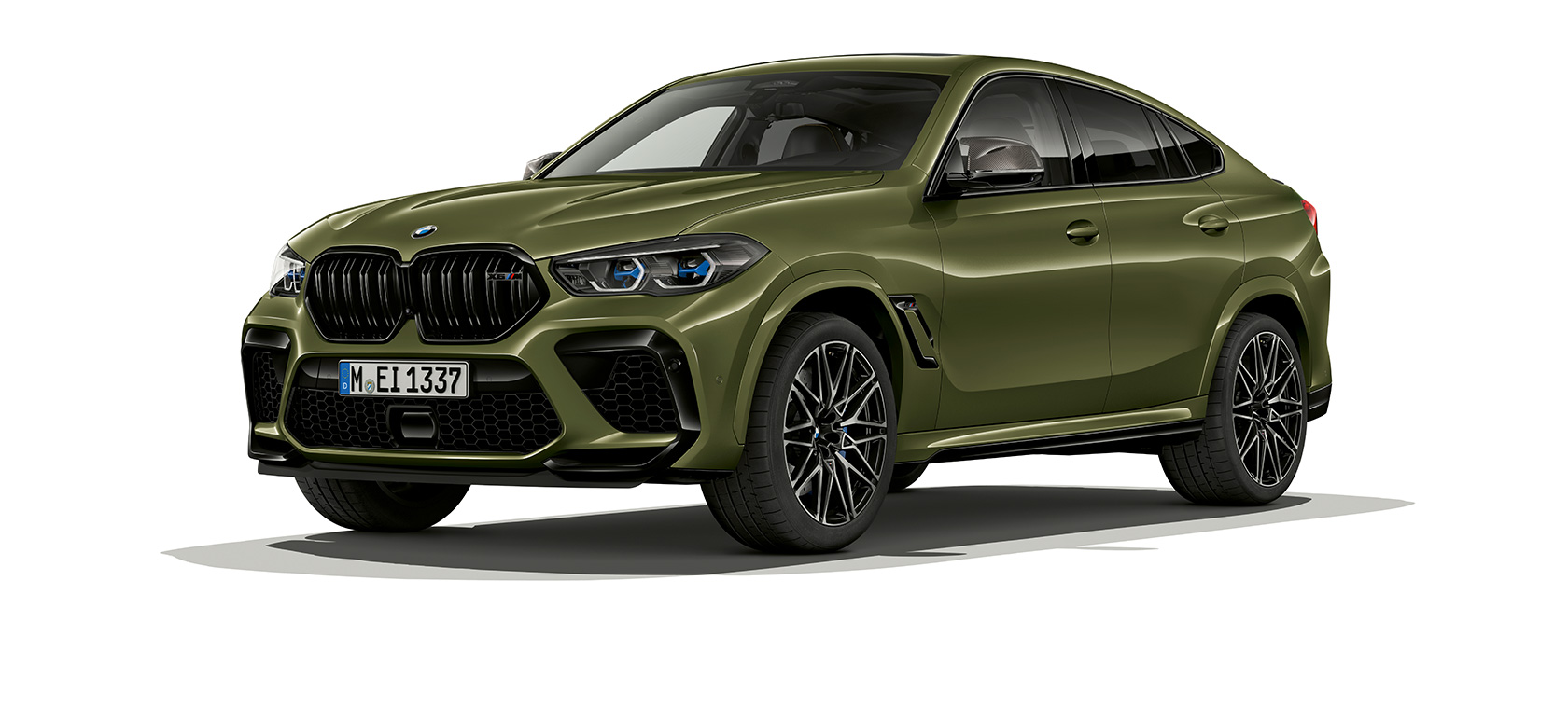BMW X6 M Competition sett skrått fra siden F96 BMW X6 M Competition F96 2020 SUV BMW Individual spesiallakkering Urban grønn sett skrått fra siden