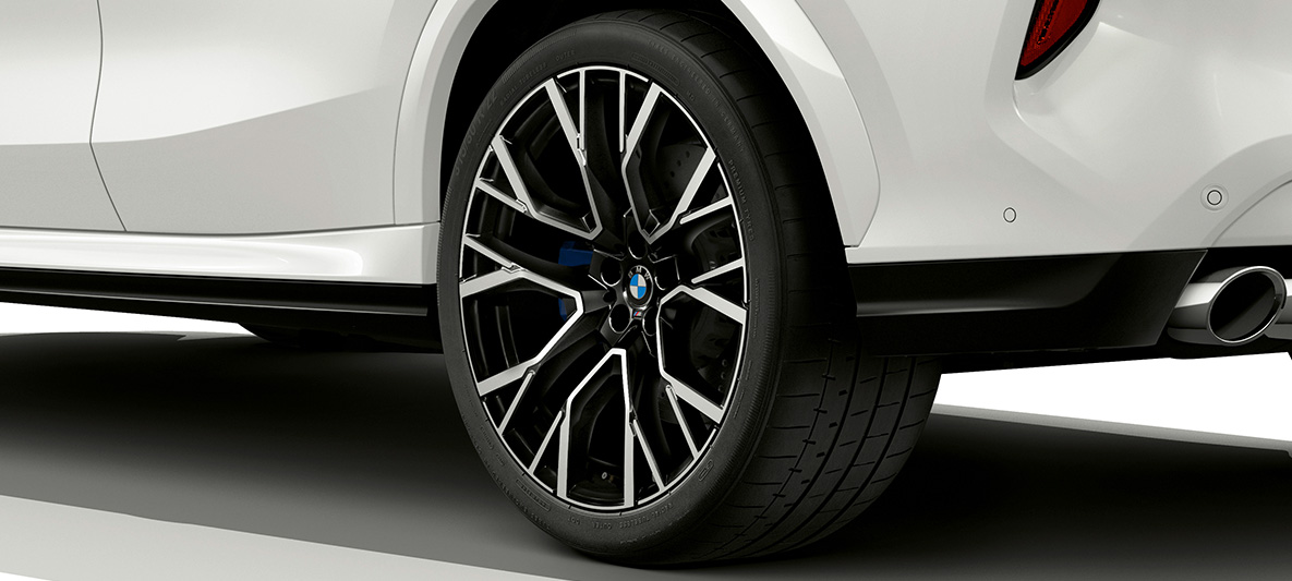 21'' M lettmetallfelger tofarget orbitgrå BMW X6 M F96 21'' M lettmetallfelger tofarget orbitgrå BMW X6 M F96 2020 SUV nærbilde