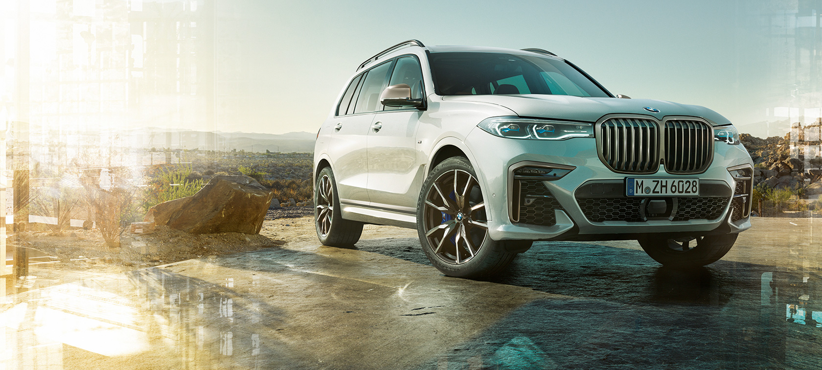 BMW X7 M-modell sett skrått forfra fra venstre BMW X7 M-modell i mineralhvit, G07, stående, sett skrått forfra fra venstre