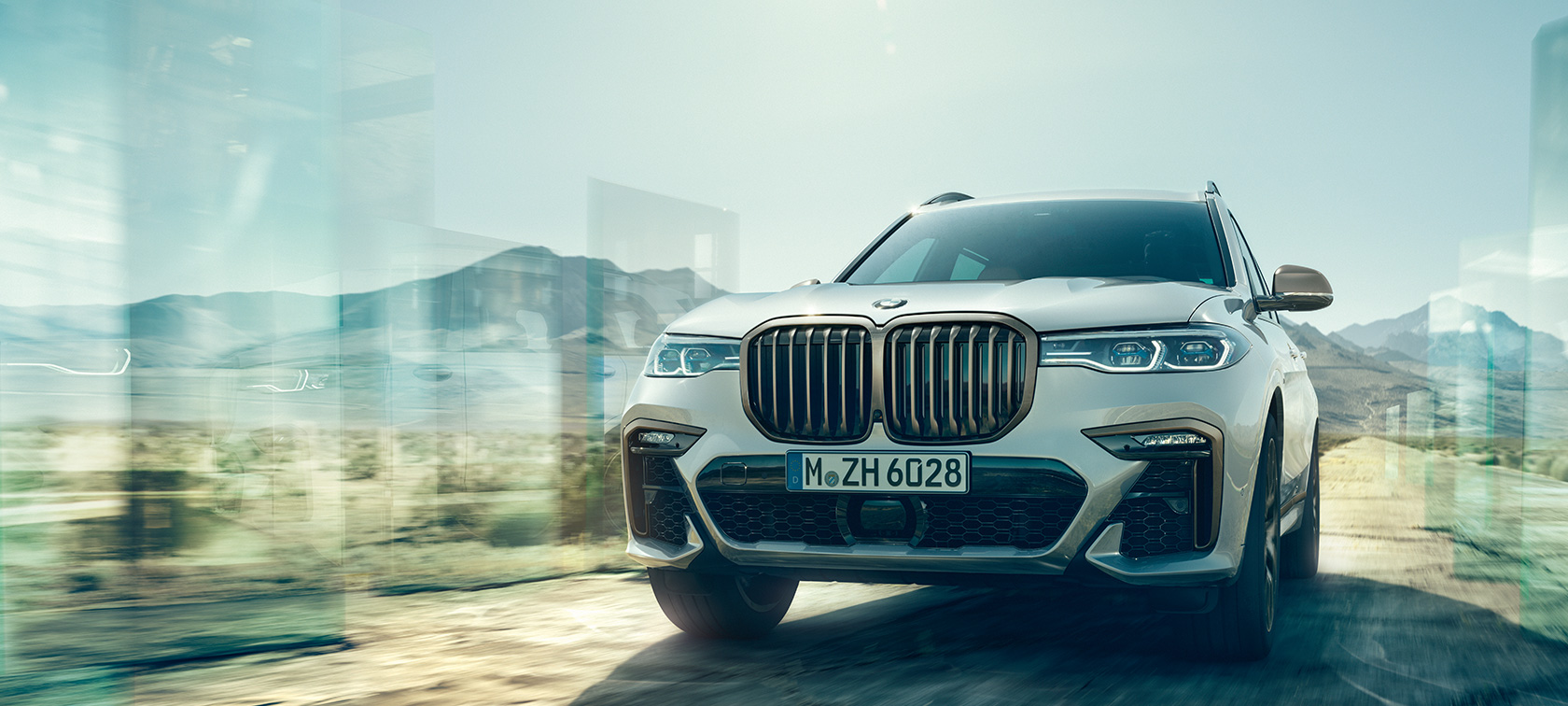 BMW X7 M50i og M50d, sett forfra BMW X7 M-modell M50i og M50d i mineralhvit, G07, stående, sett forfra