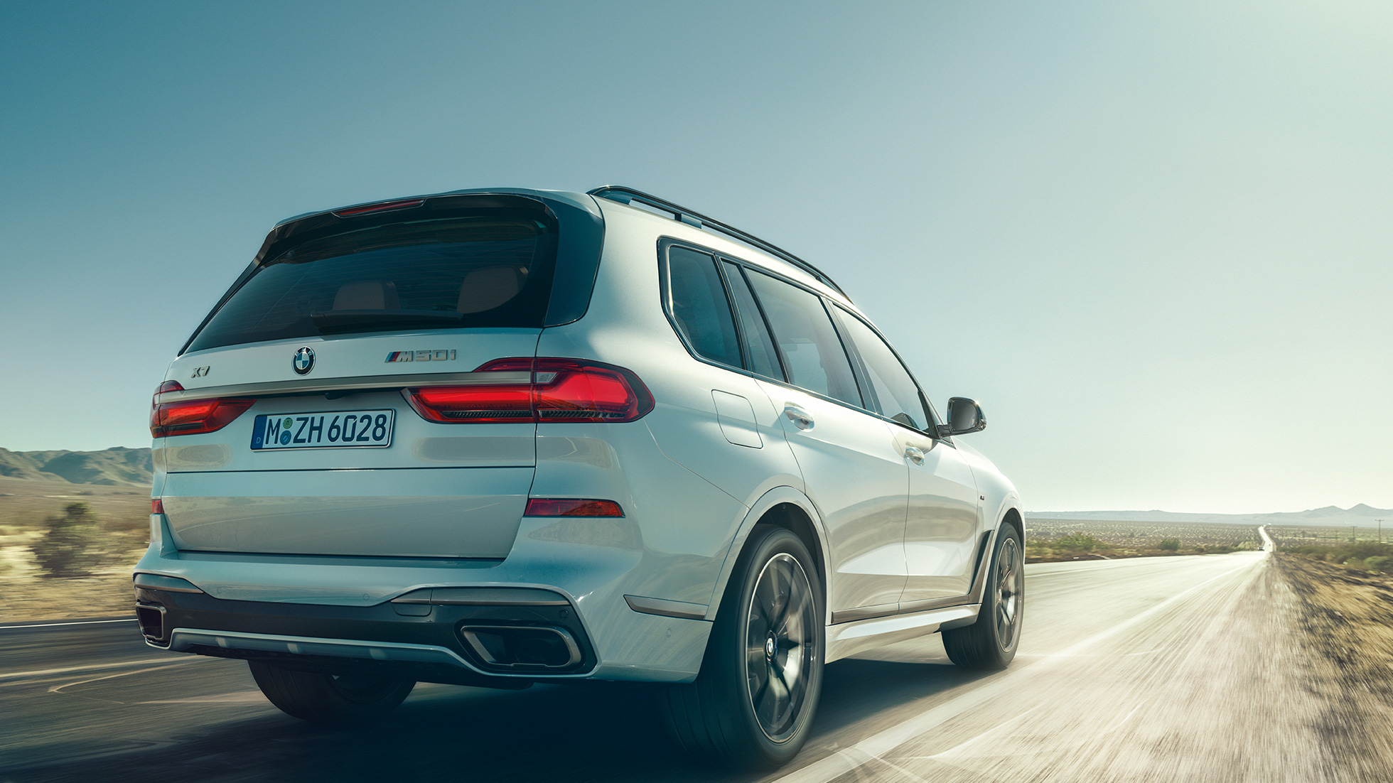 BMW X7 M50i sett skrått bakfra BMW X7 M50i i mineralhvit, sett skrått bakfra, G07, 2019