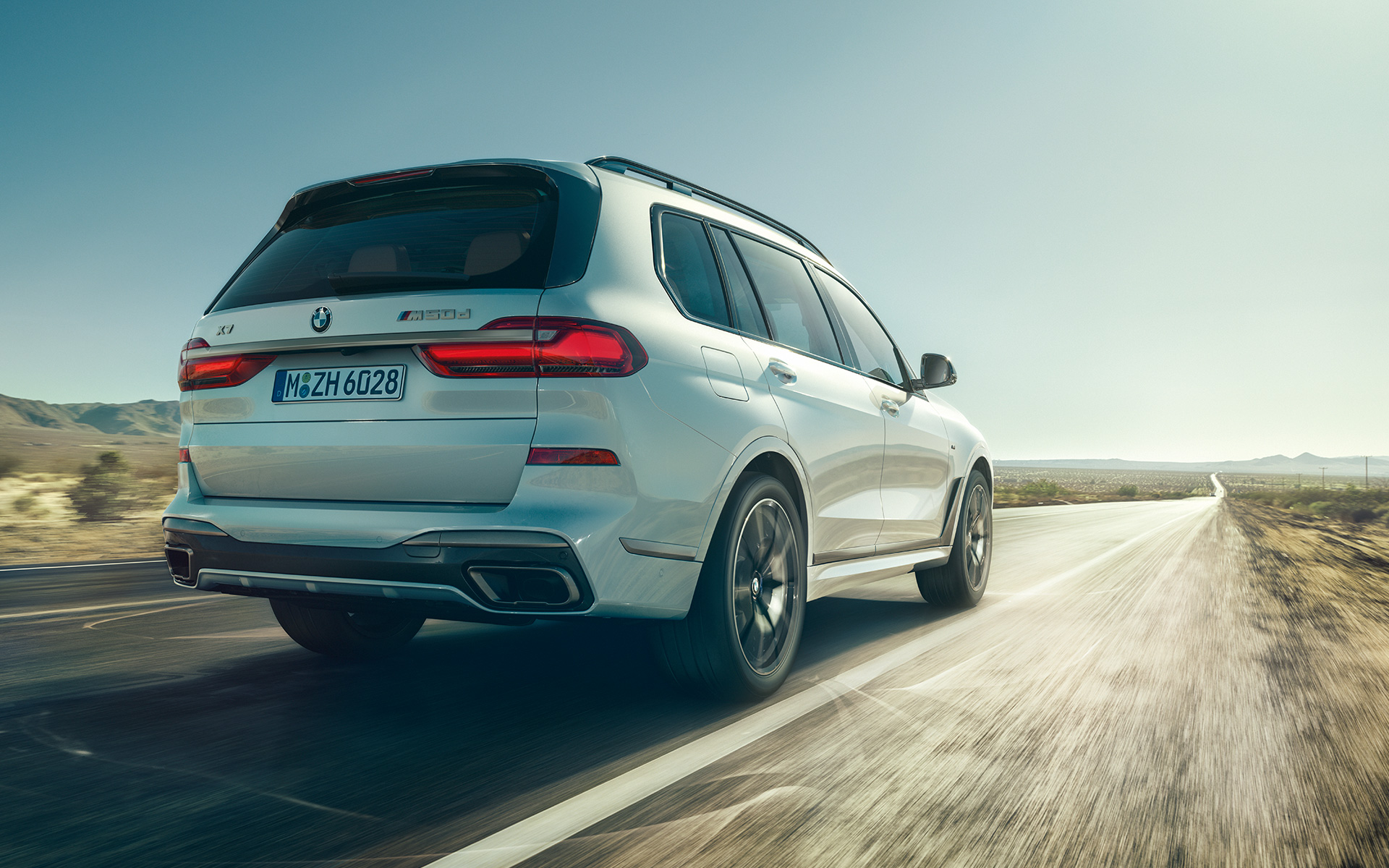 BMW X7 M50d G07 2019 Mineralhvit Sett bakfra kjørende BMW X7 M50d G07 2019 Mineralhvit Sett bakfra kjørende