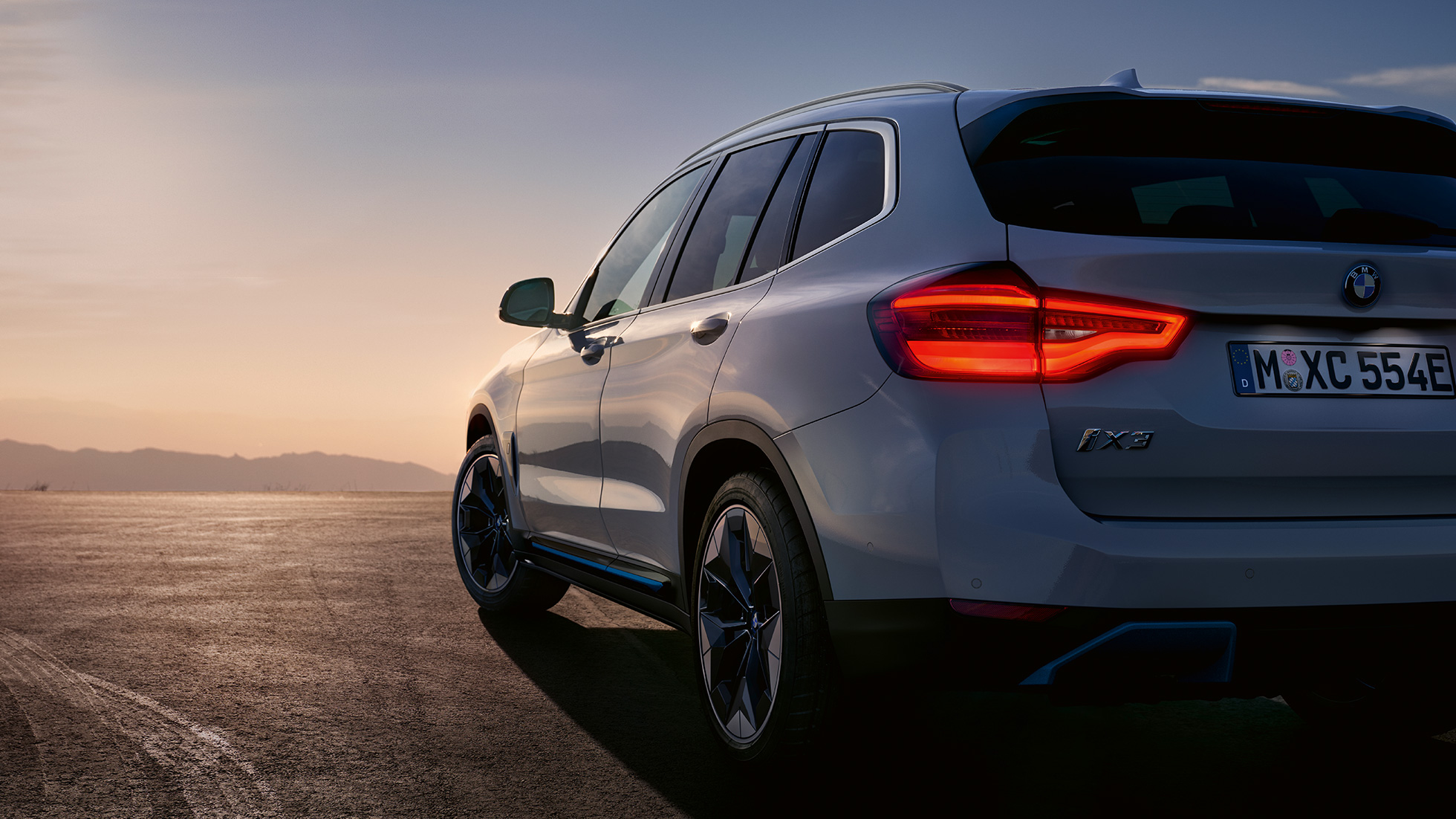 BMW iX3 G08 sett skrått bakfra på gaten BMW iX3 G08 2020 Mineralhvit metallic sett skrått bakfra på gaten
