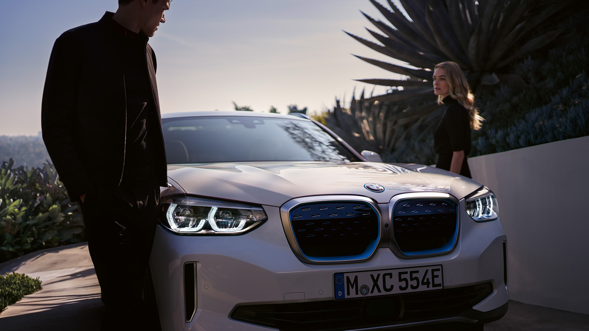 BMW iX3 G08 sett skrått forfra med BMW i nyre BMW iX3 G08 2020 Mineralhvit metallic sett skrått forfra med BMW i nyre