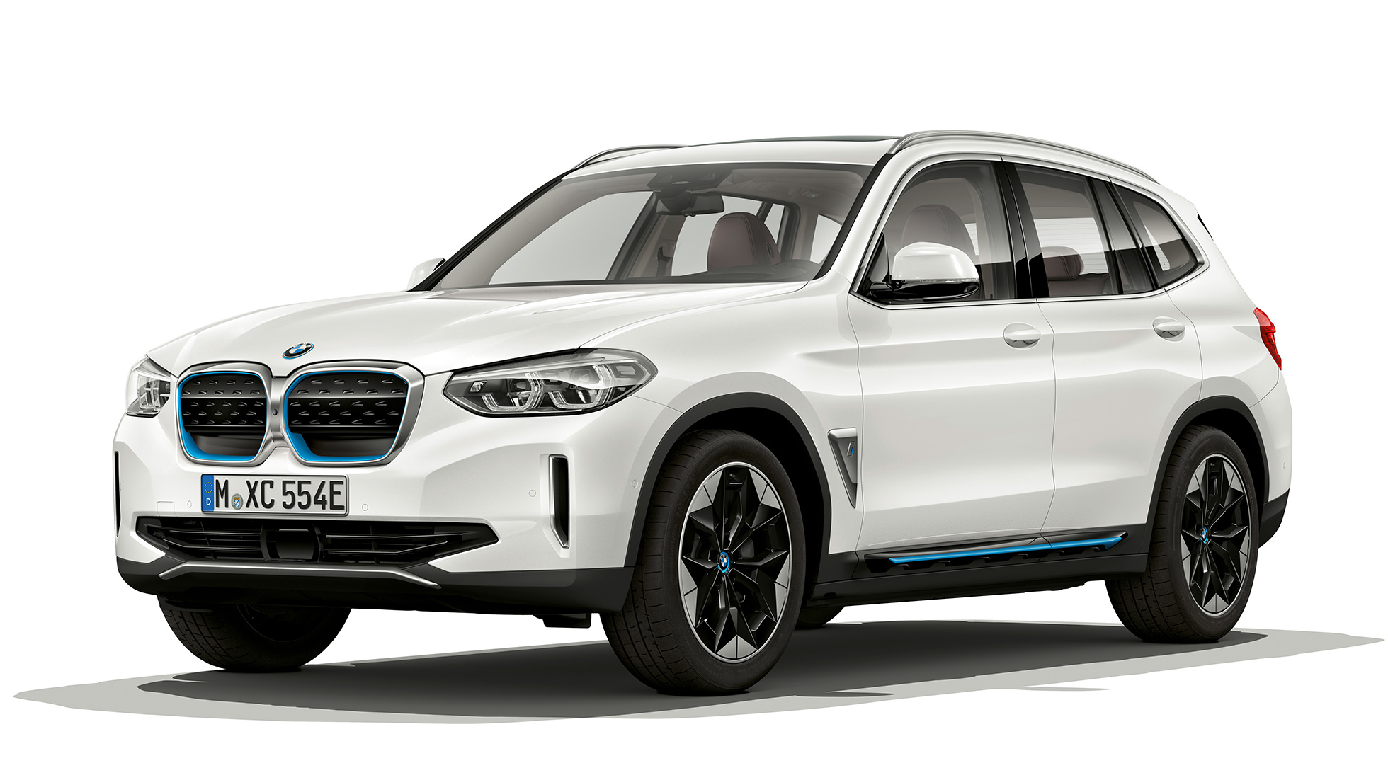 BMW iX3 G08 Modell „Impressive“ sett skrått forfra BMW iX3 G08 2020 Modell „Impressive“ mineralhvit metallic sett skrått forfra