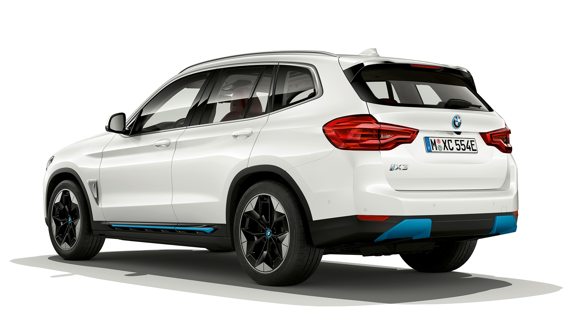 BMW iX3 G08 Modell „Impressive“ sett skrått bakfra BMW iX3 G08 2020 Modell „Impressive“ mineralhvit metallic sett skrått bakfra