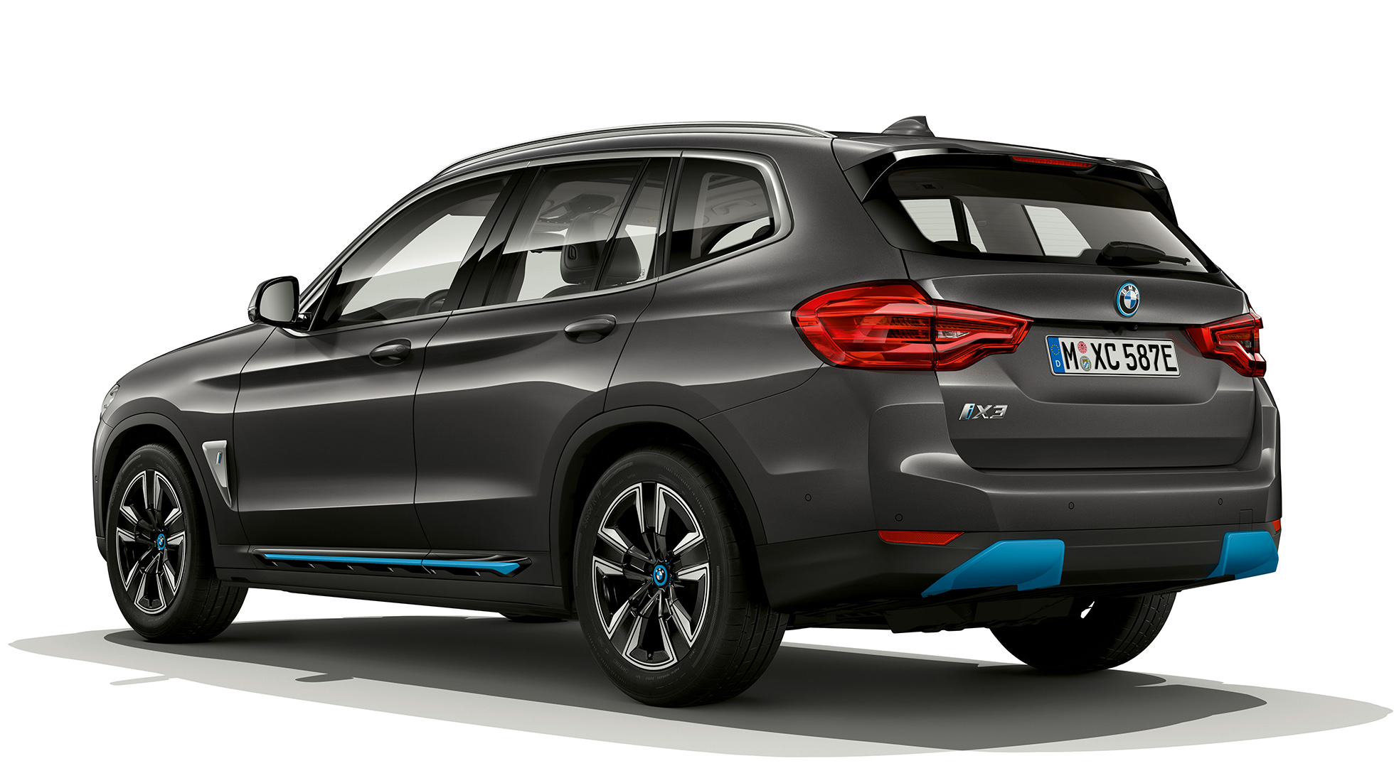BMW iX3 G08 2020 Modell „Inspiring“ sett skrått bakfra BMW iX3 G08 2020 Modell „Inspiring“ Sophistogrå brillianteffekt sett skrått bakfra
