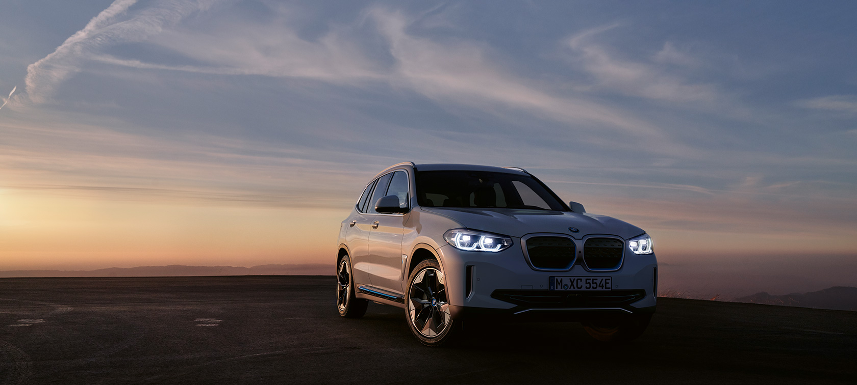 BMW iX3 G08 2020 sett skrått forfra BMW iX3 G08 2020 sett skrått forfra stående i kveldstemning