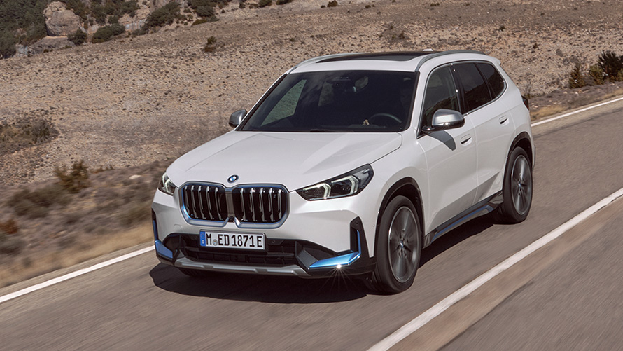 BMW iX1 U11 første generasjon Sett skrått forfra kjørende på veien BMW X modeller BMW iX1 U11 første generasjon Sett skrått forfra kjørende på veien