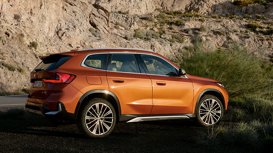 BMW X1 U11 tredje generasjon Sett skrått forfra på veien BMW X modeller BMW X1 U11 tredje generasjon Sett skrått forfra på veien