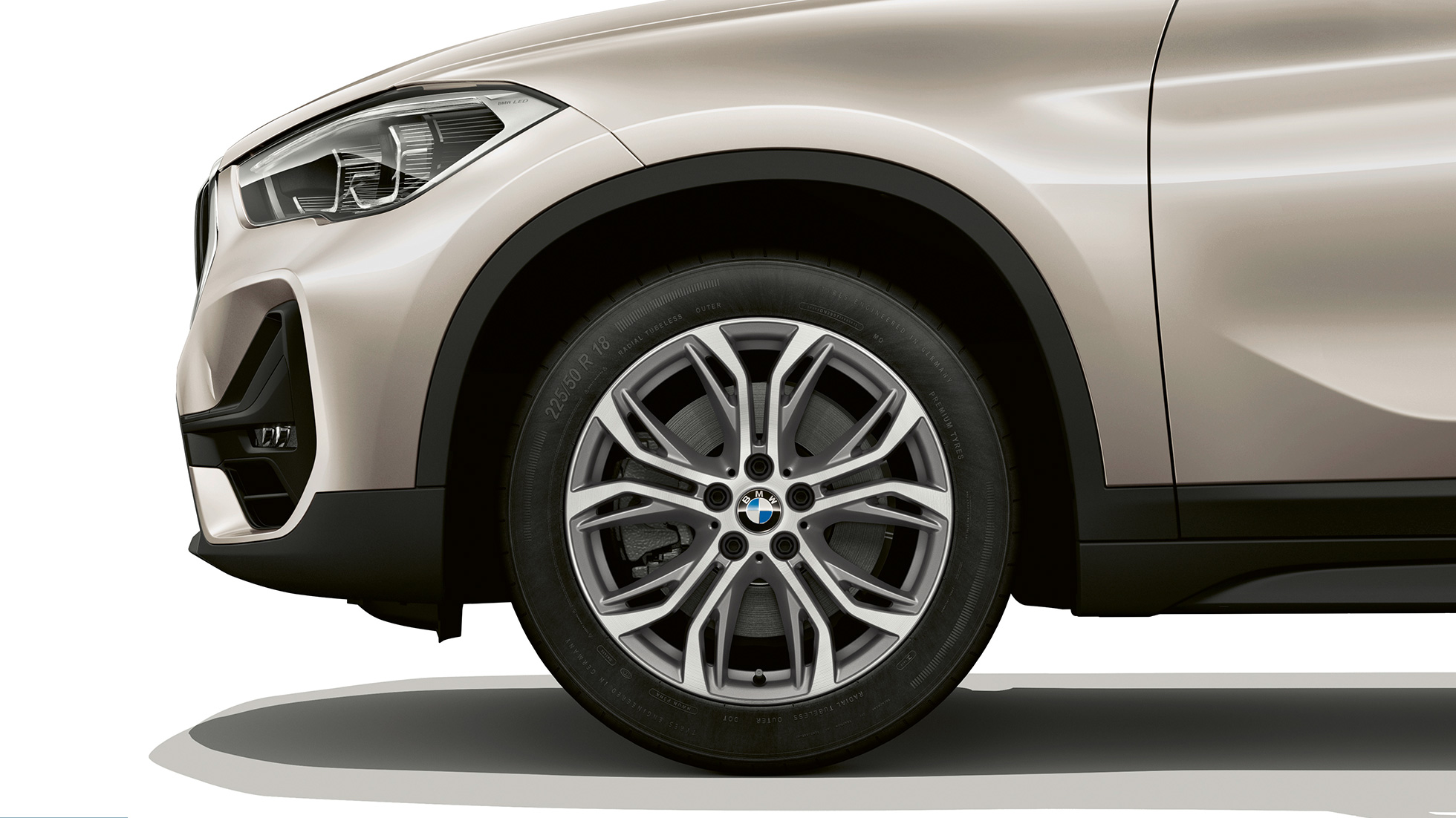 BMW X1, Modell Advantage, lettmetallfelg BMW X1, Modell Advantage, sett fra siden med nærbilde av lettmetallhjul