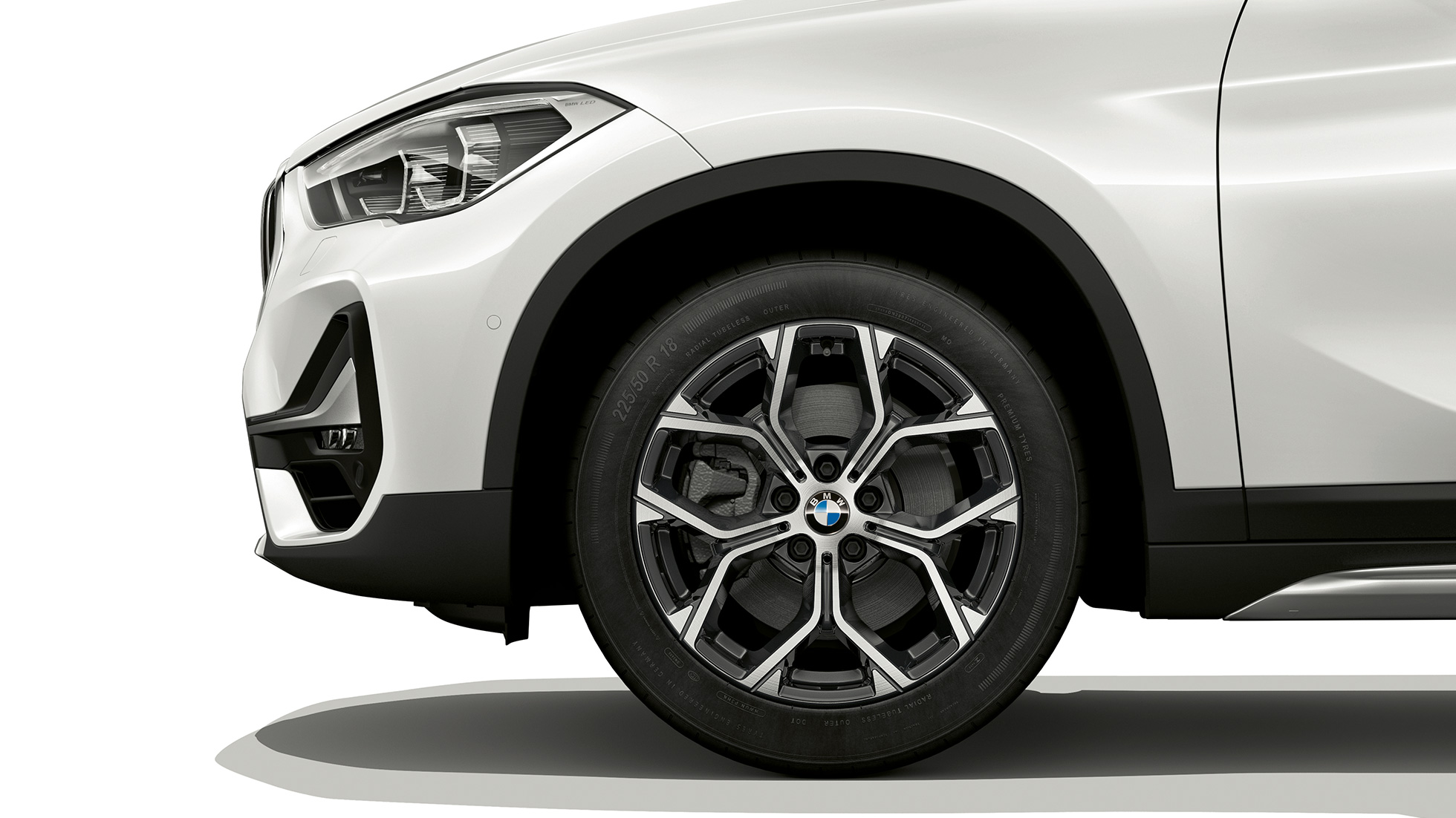 BMW X1, Modell xLine, lettmetallhjul BMW X1, Modell xLine, sett fra siden med nærbilde av lettmetallhjul