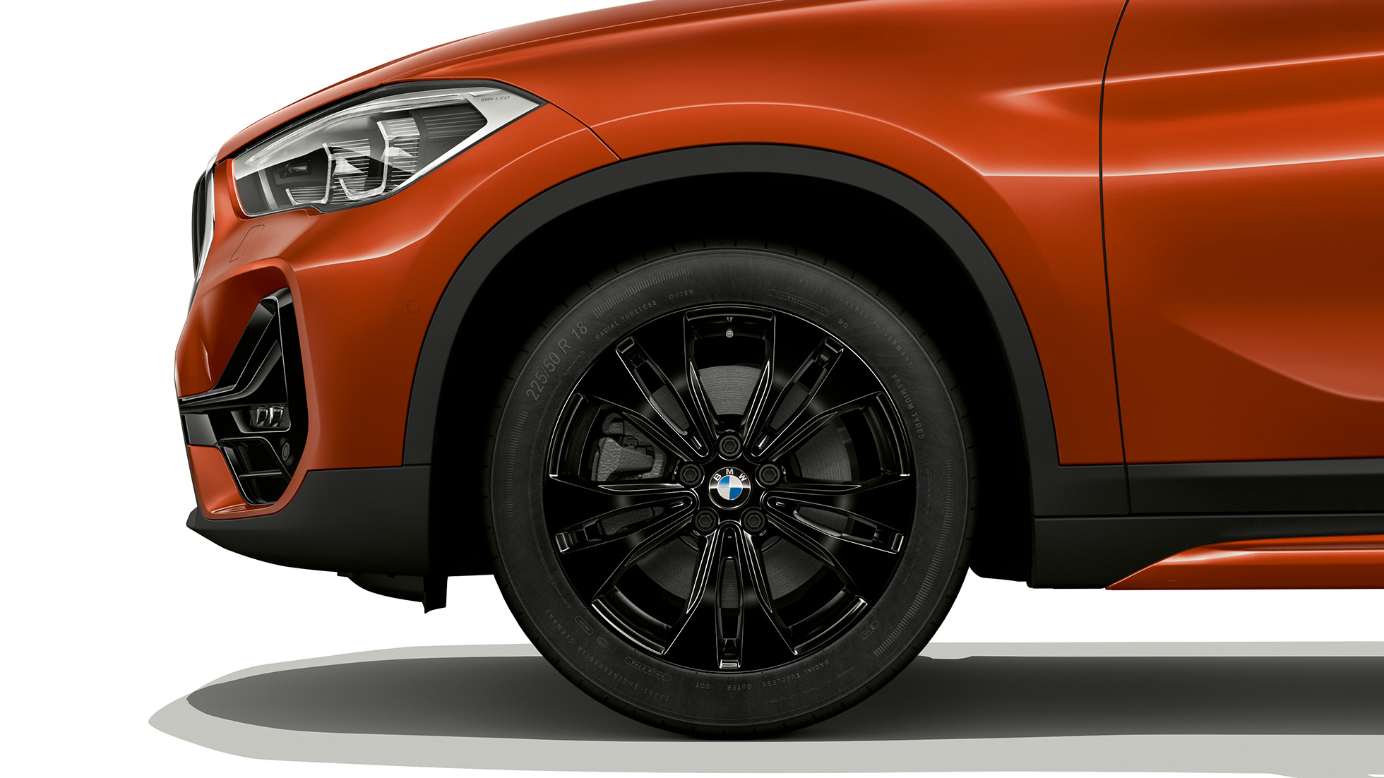 BMW X1, Modell Sport Line, lettmetallfelg BMW X1, Modell Sport Line, sett fra siden med nærbilde av lettmetallhjul