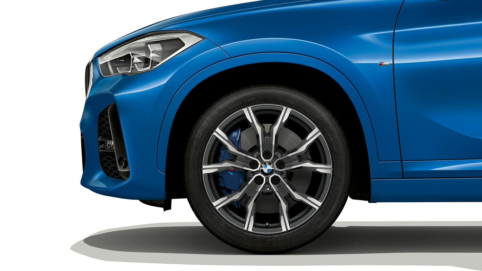 BMW X1, Model M Sport, lettmetallhjul BMW X1, Modell M Sport, sett fra siden med nærbilde av lettmetallhjul