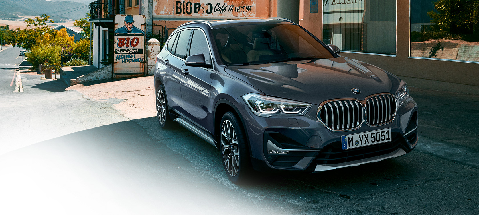 BMW X1, sett skrått forfra. BMW X1, sett skrått forfra i bylandskap
