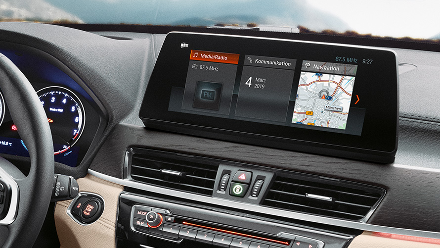 BMW X1 Interiør, 10,25-tommers informasjonsskjerm. BMW X1 Interiør, med fokus på den 10,25-tommers store informasjonsskjermen med berøringsfunksjon.
