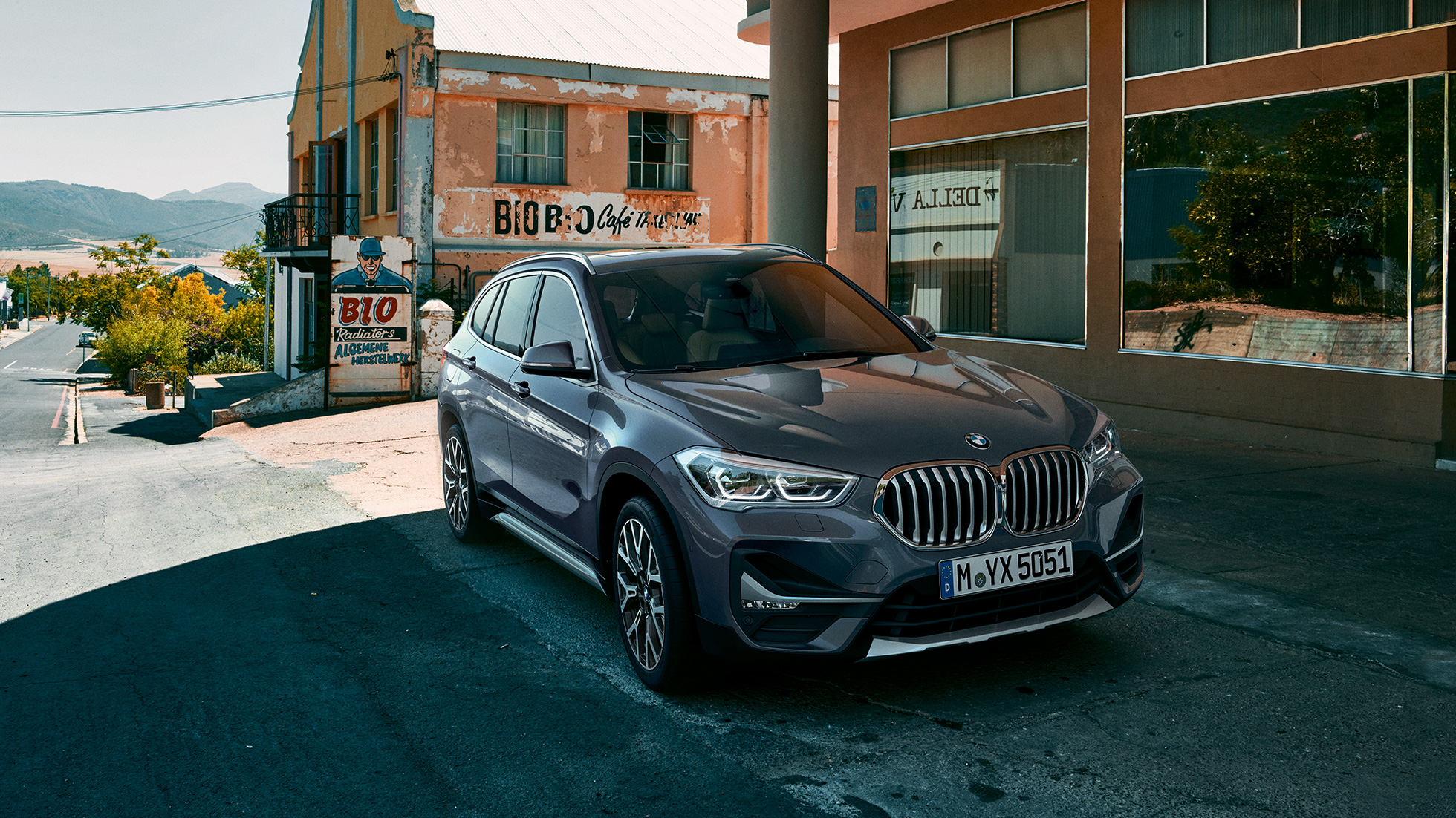 BMW X1, sett skrått forfra. BMW X1, sett skrått forfra i bylandskap.