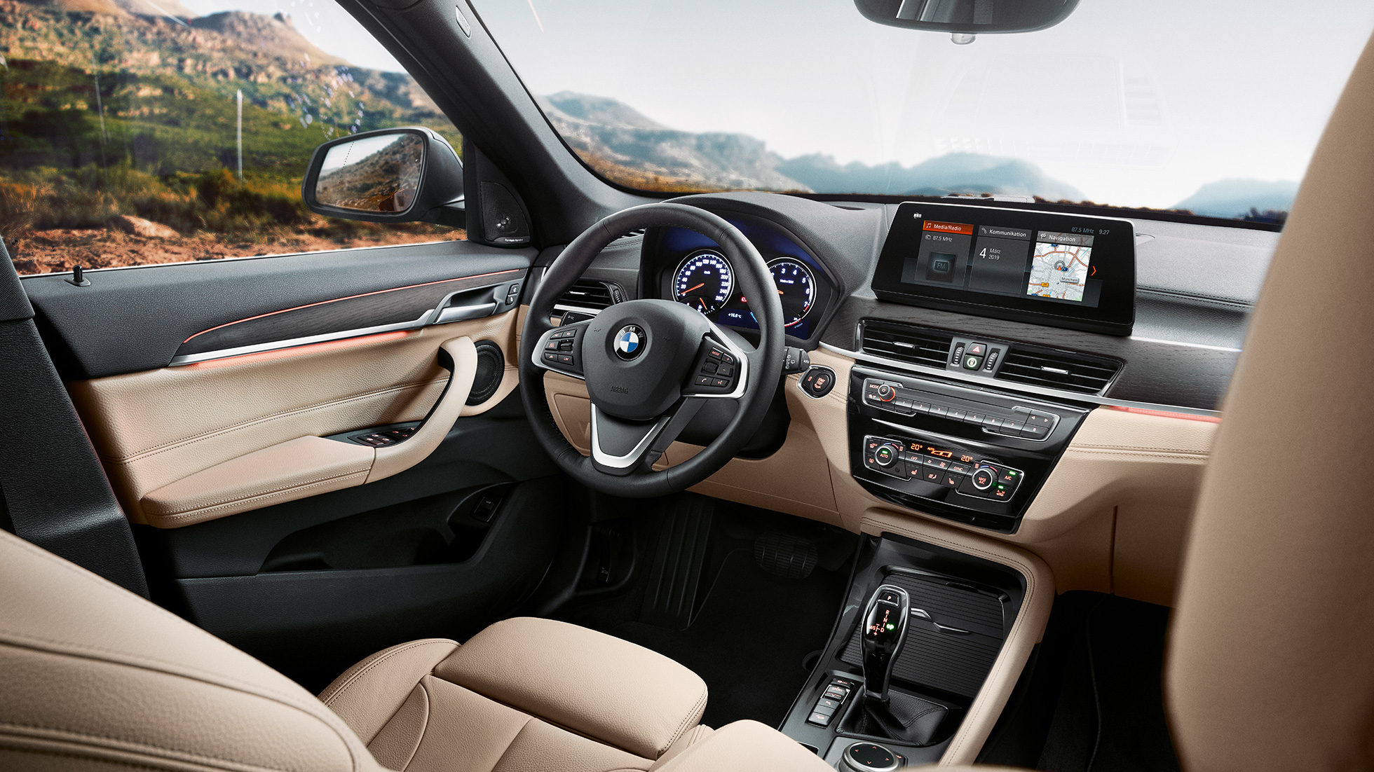 BMW X1 Interiør, dashbord. BMW X1 Interiør, med fokus på den 10,25-tommers store informasjonsskjermen i dashbordet.