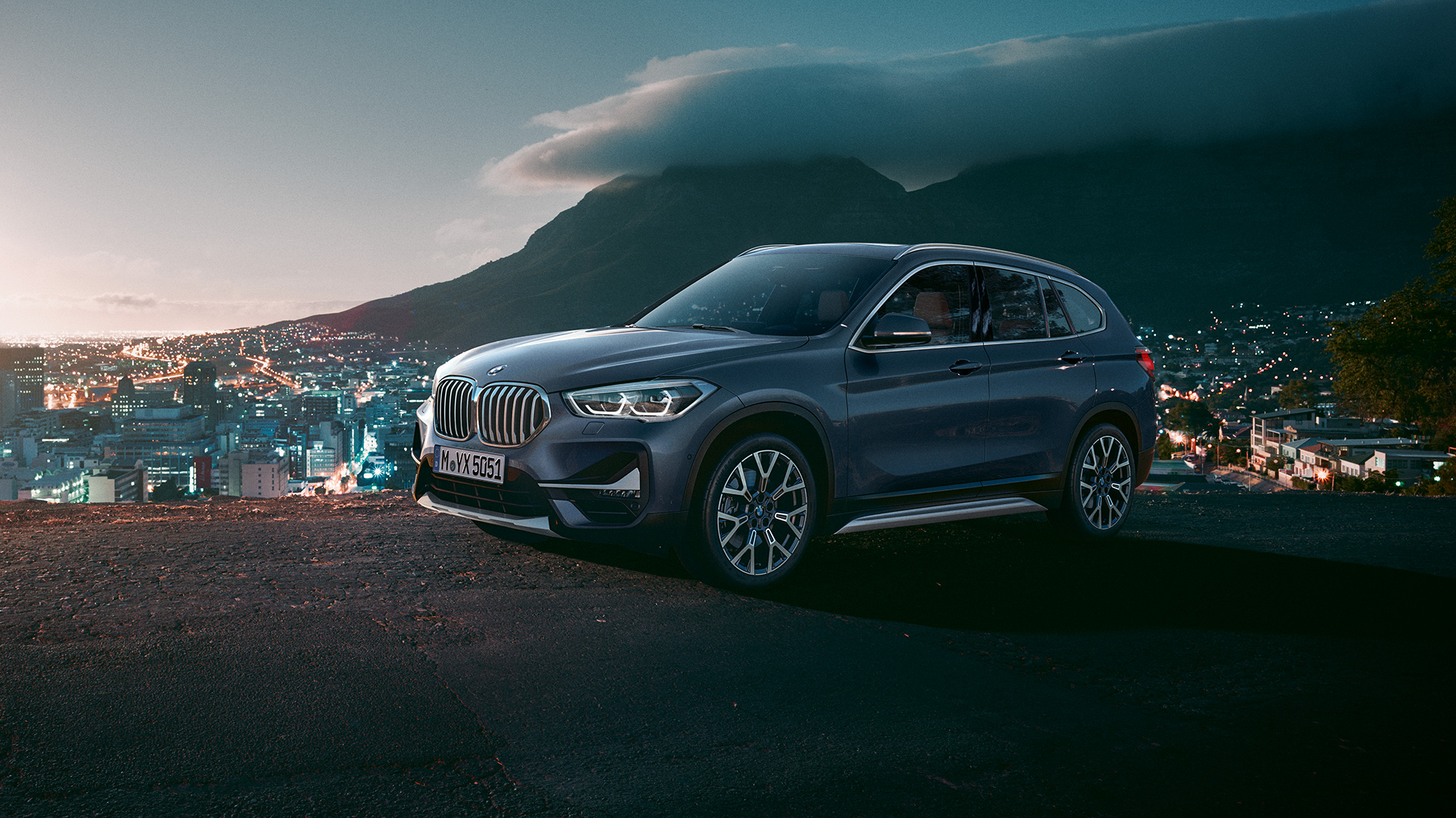 BMW X1, sett skrått forfra. BMW X1, sett skrått forfra i bylandskap.