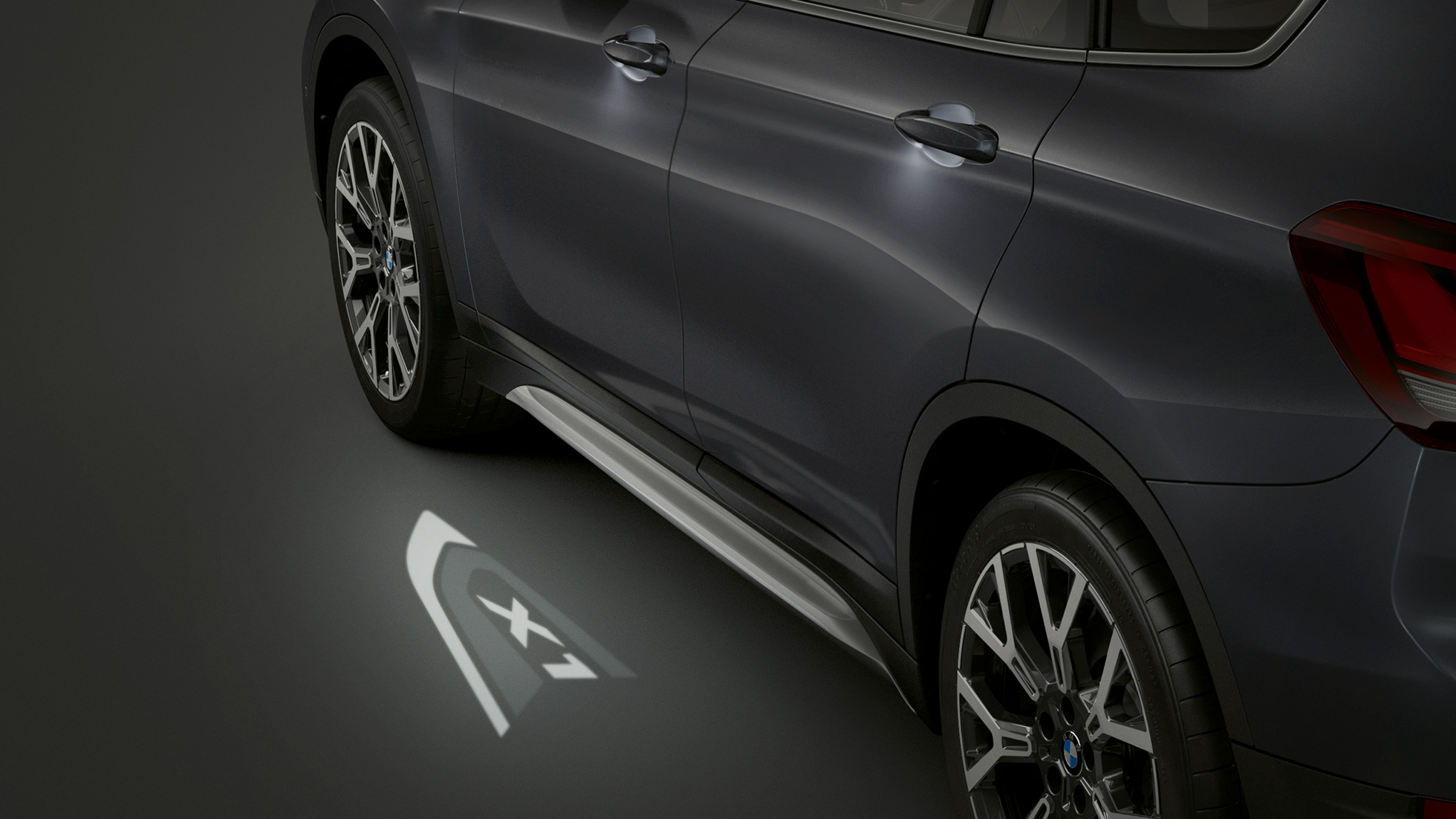BMW X1, LED-Projektor “X1”. BMW X1, Sett fra siden med fokus på LED-Projektor “X1”.