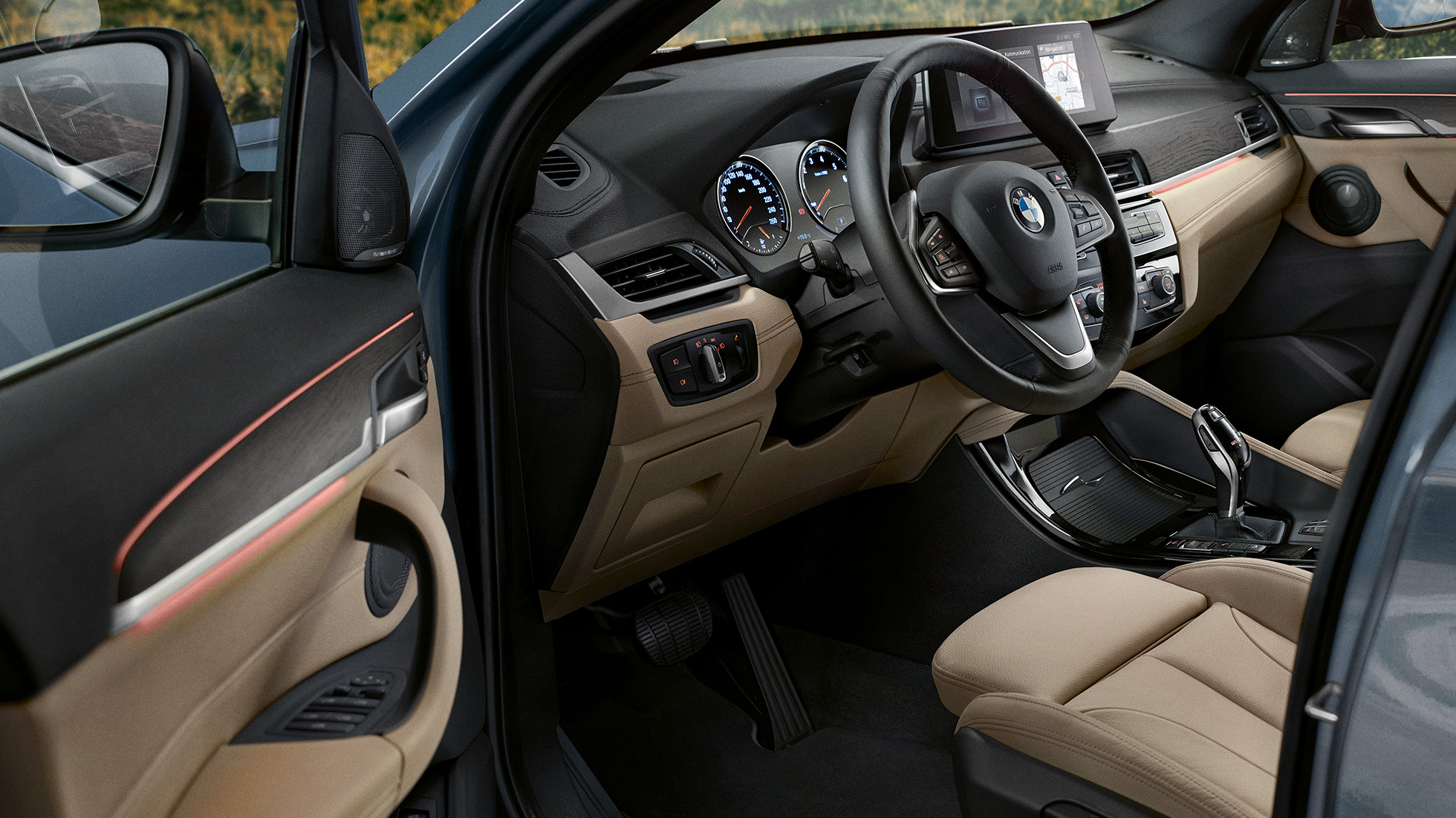 BMW X1, Interiør BMW X1, Interiør med fokus på multifunksjonsrattet.