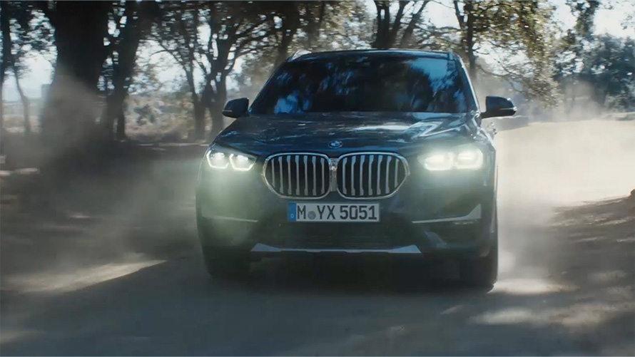 BMW X1 F48 LCI sett skrått forfra BMW X1 F48 LCI sett skrått forfra kjørende i naturen