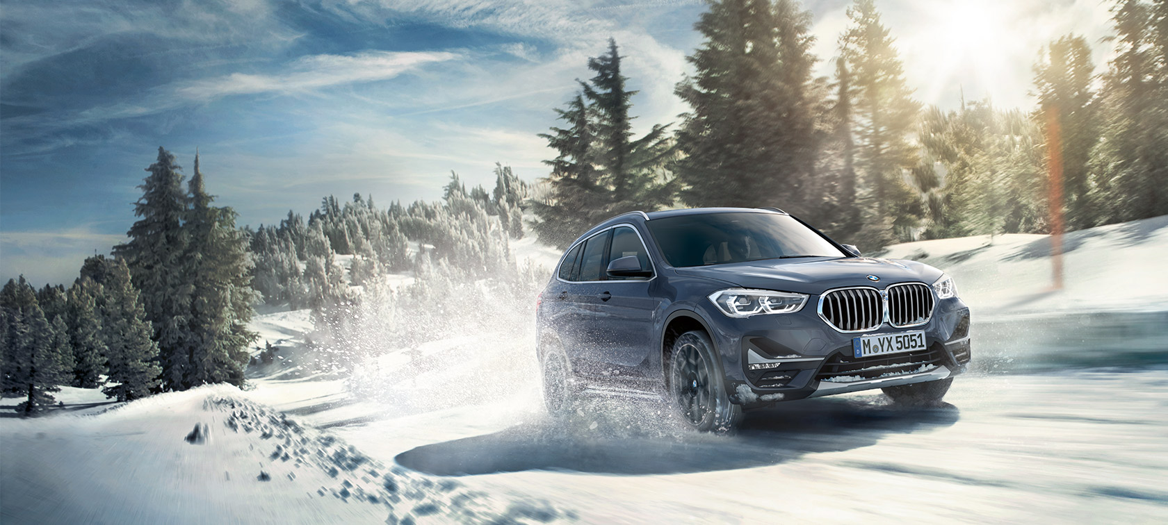 BMW X1 xDrive20i F48 LCI i BMW Individual Storm Bay metallic, kjørende i vinterlandskap BMW X1 xDrive20i F48 LCI i BMW Individual Storm Bay metallic, kjørende i vinterlandskap