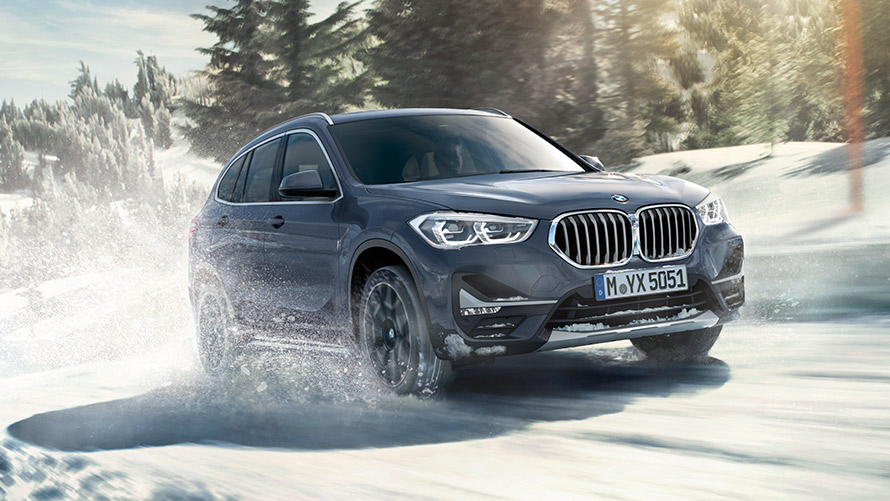 BMW X1 xDrive20i F48 LCI i BMW Individual Storm Bay metallic, kjørende i vinterlandskap BMW X1 xDrive20i F48 LCI i BMW Individual Storm Bay metallic, kjørende i vinterlandskap