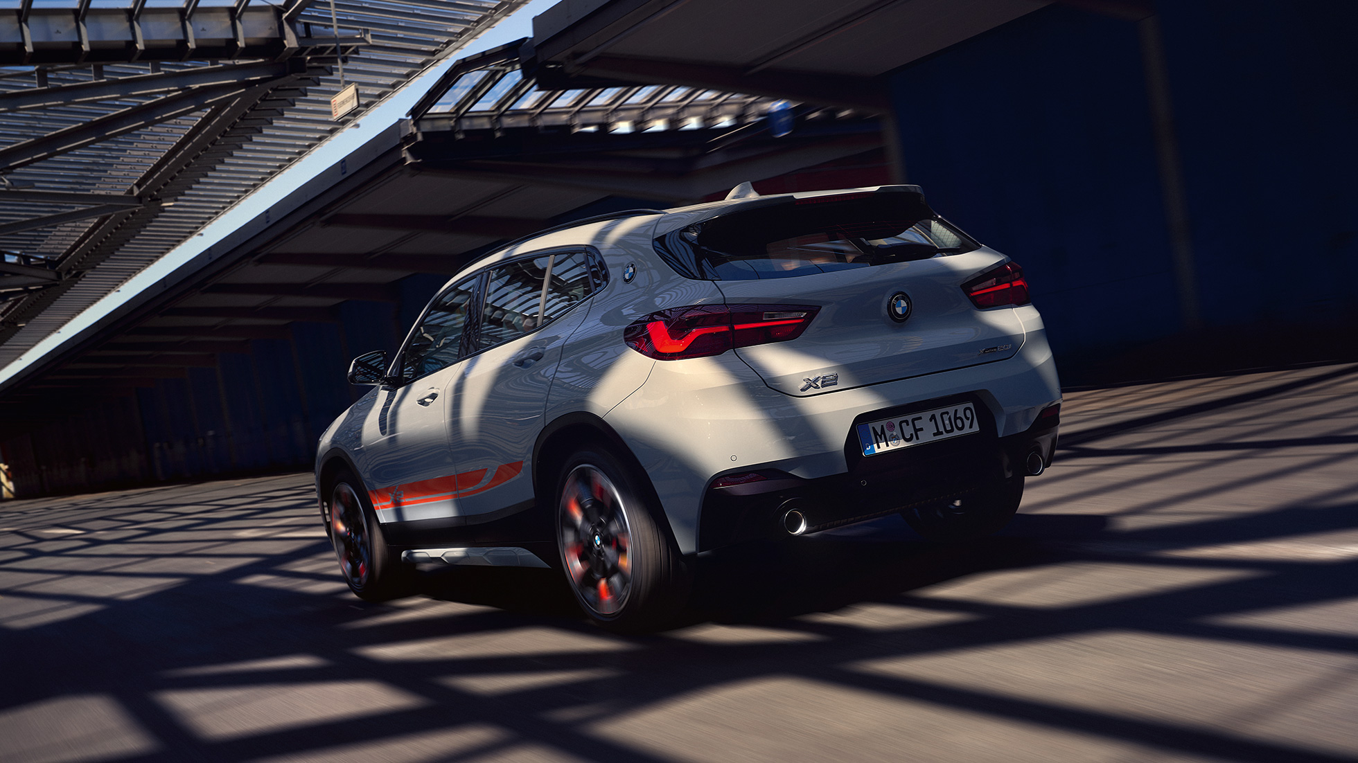Sett skrått fra siden BMW X2 F39 BMW X2 2018 F39 Galvanisert gull metallic, sett skrått fra siden