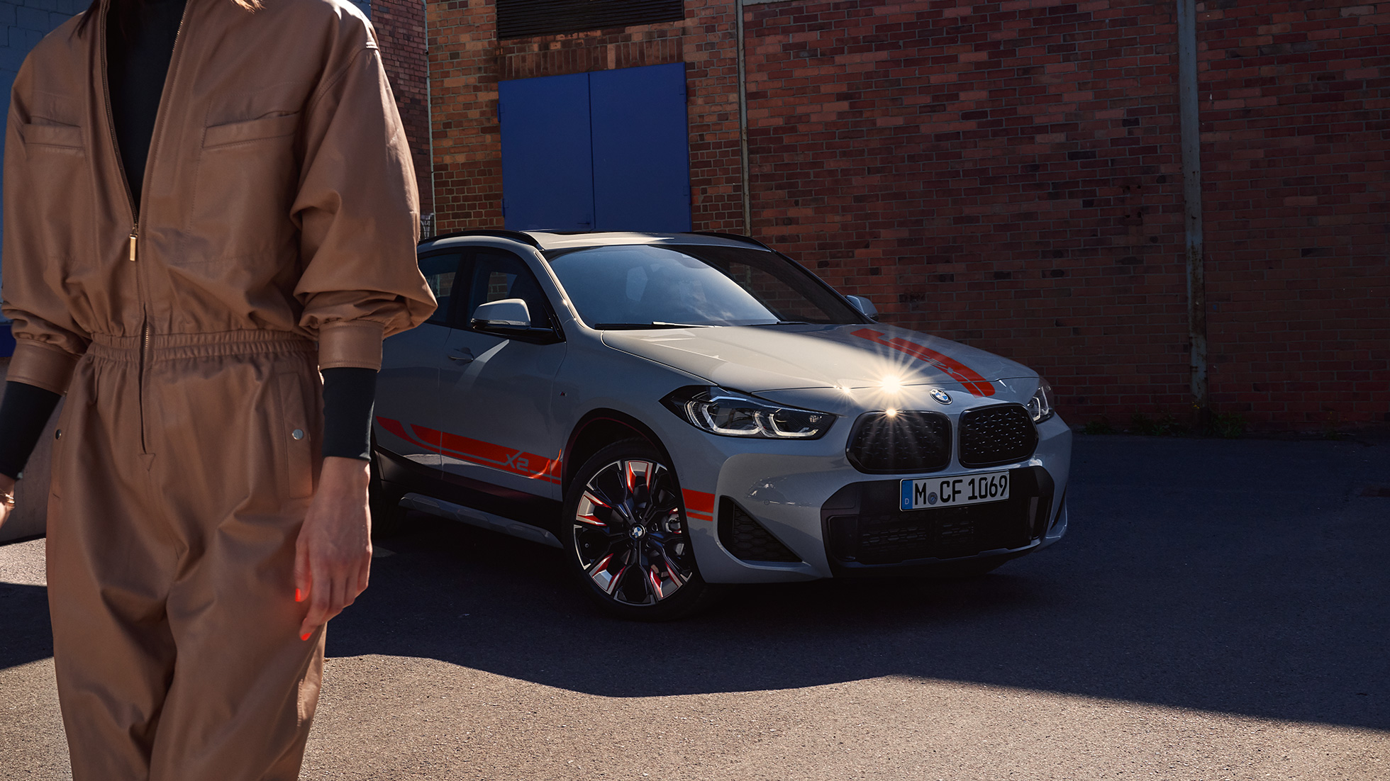 Dobbelgrill BMW X2 F39 BMW X2 2018 F39 Galvanisert gull metallic, sett forfra, dobbelgrill